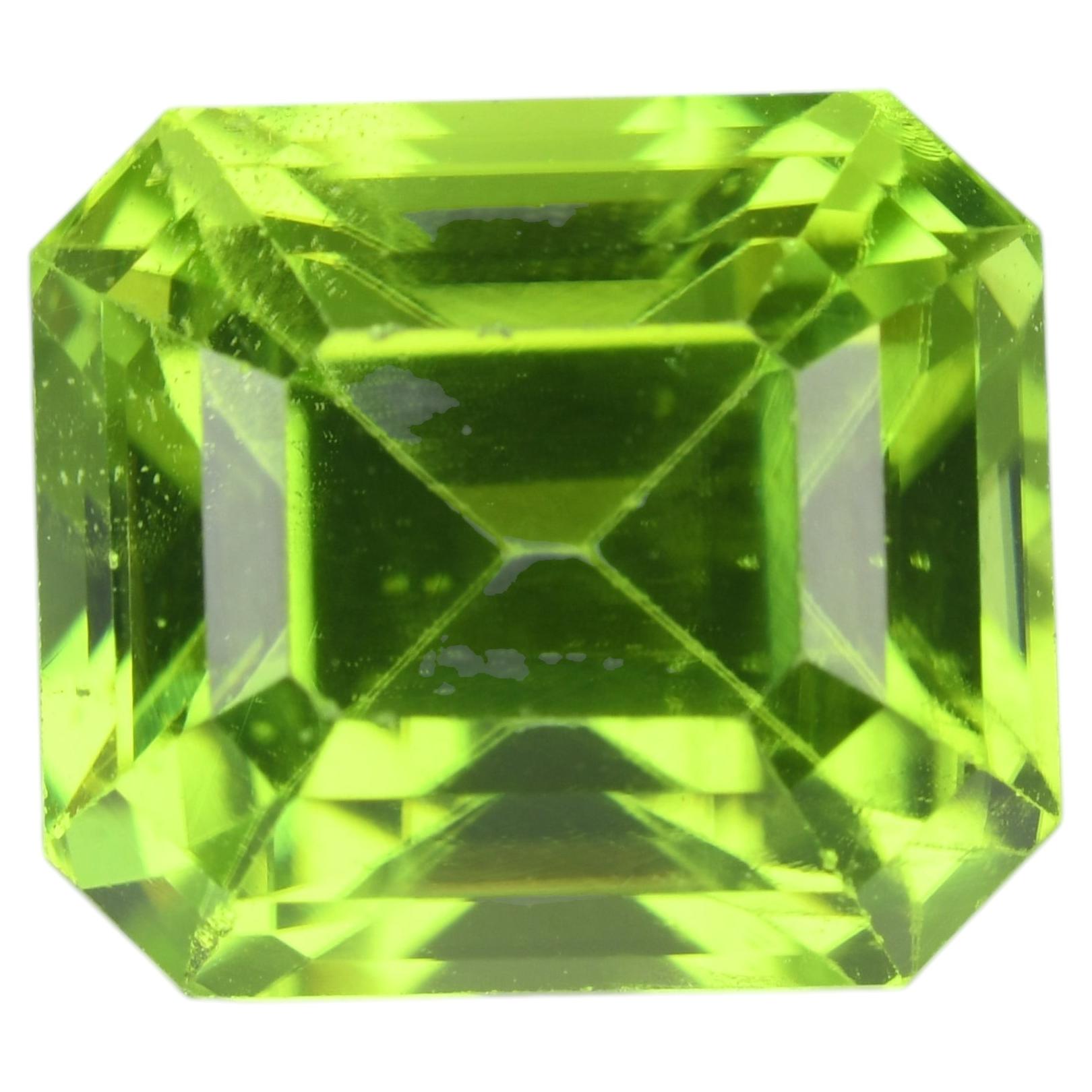 5.45 ct, Vivid green high quality Faceted peridote For Sale