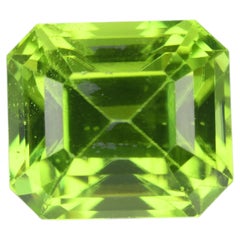 5.45 ct, Vivid green high quality Faceted peridote