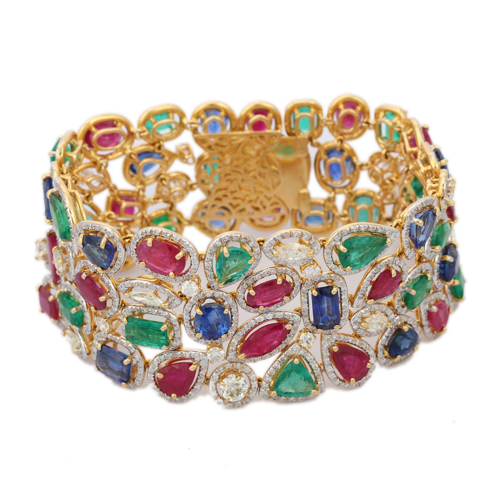 Bracelet manchette 54.5 cts Emeraude Rubis Saphir en or jaune 18kt avec diamants en vente 4