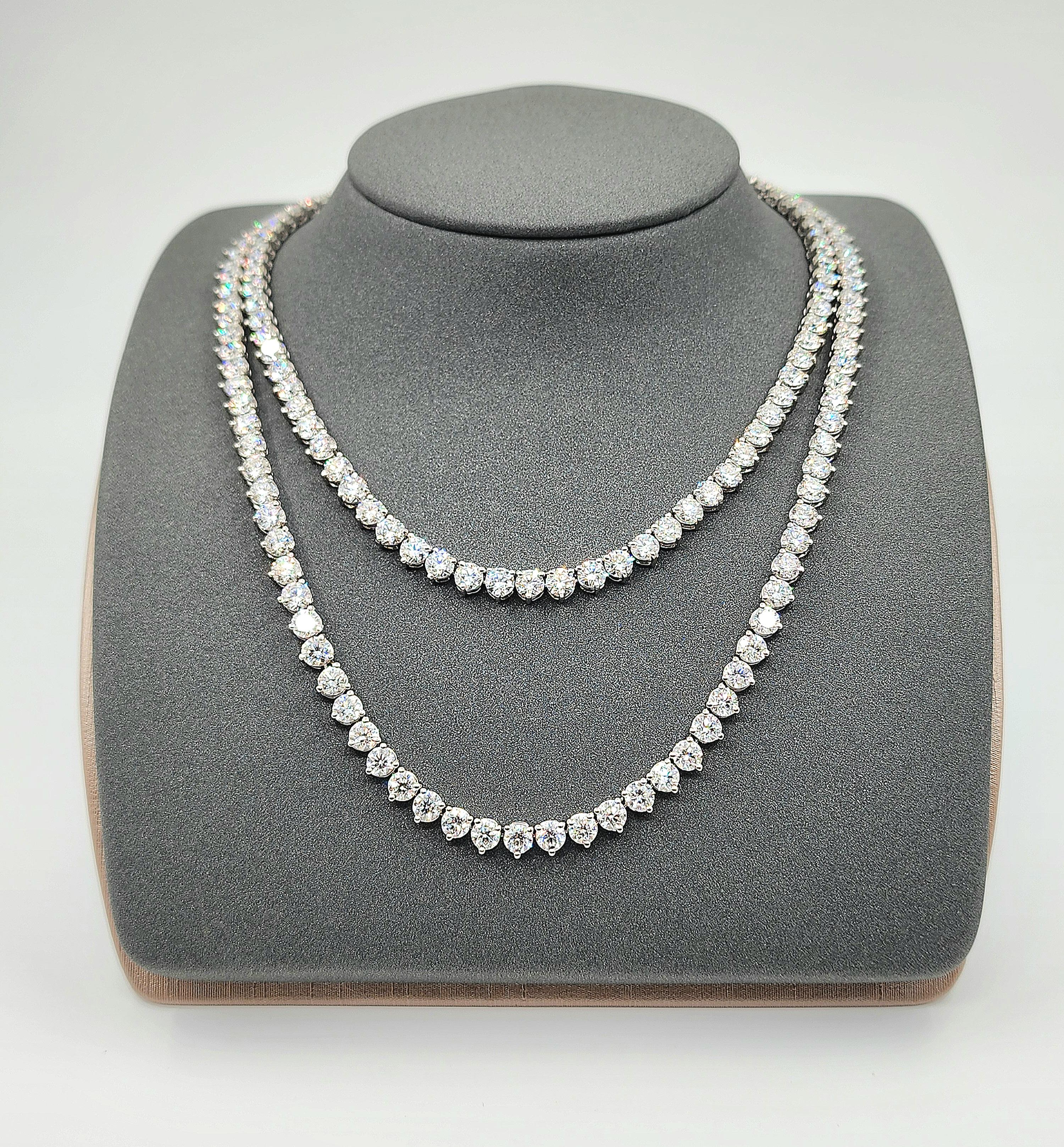 Collana in platino da 32 pollici con diamante a 3 punte. La collana presenta 173 diamanti rotondi taglio brillante per un peso di 54,57 carati e una gradazione di colore G-H e di purezza SI1-SI2. 
