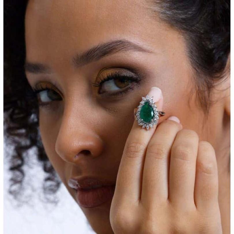 Round Cut 5.45ct Emerald And Marquise Diamond Cocktail Ring For Sale