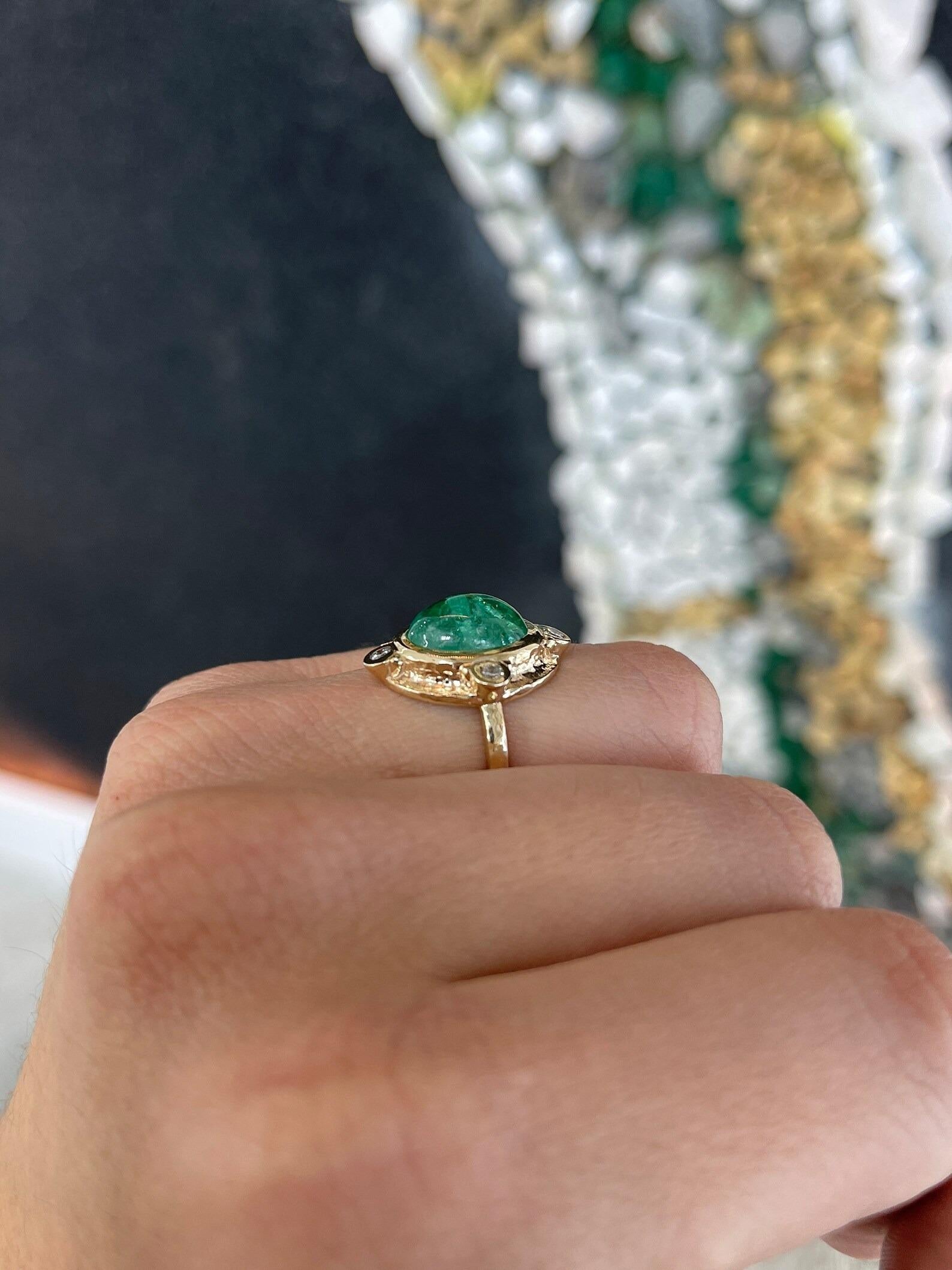 Seltener ovaler Ring im Cabochon-Schliff mit Smaragd und Diamant-Akzent im Vintage-Stil, 5,45tcw, 14K im Zustand „Neu“ im Angebot in Jupiter, FL