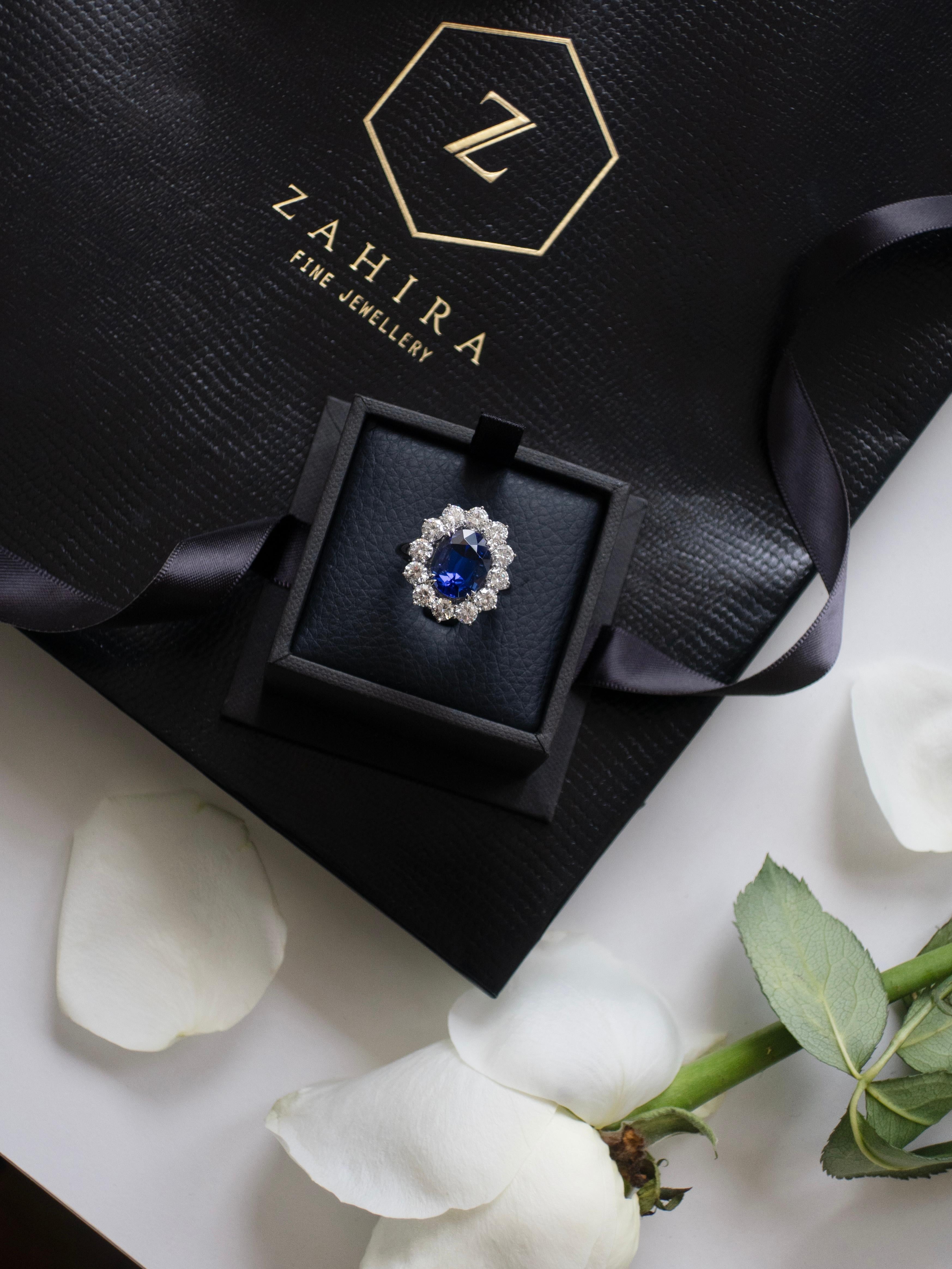 Oval Cut 5.46 Carat AAA Tanzanite & Diamond Platinum Ring For Sale