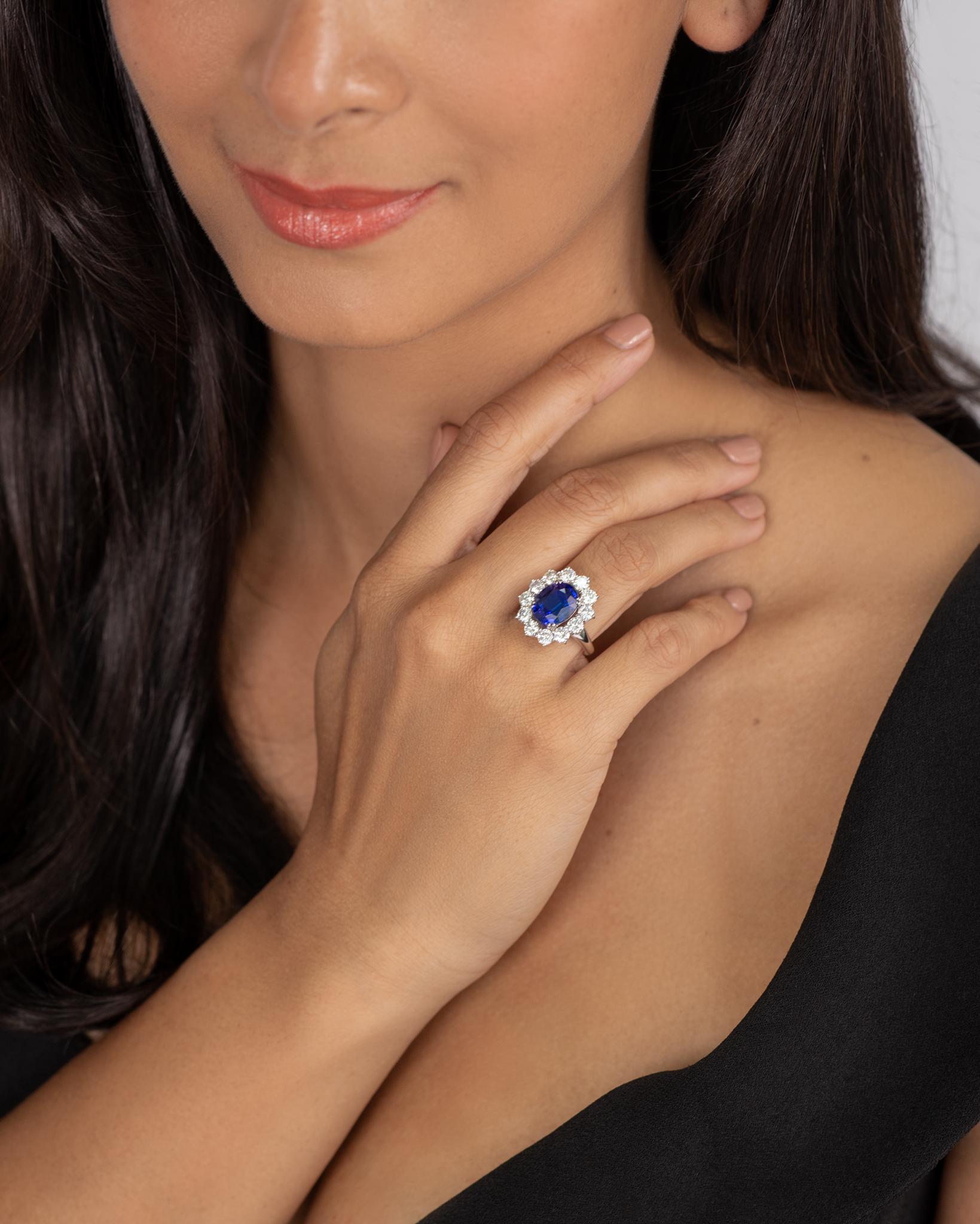 Taille ovale Bague en platine de 5,46 carats de tanzanite et de diamant AAA en vente