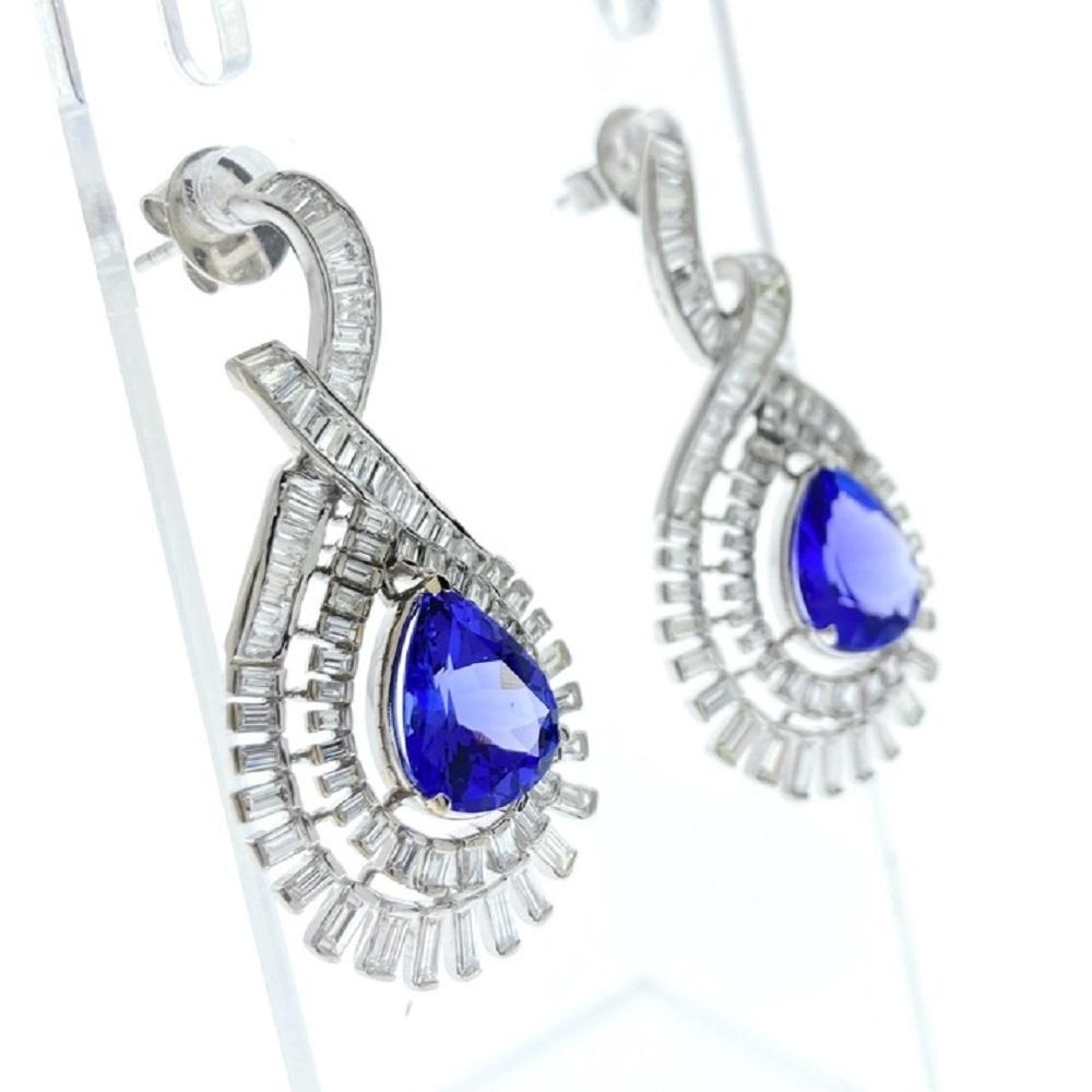 Questi orecchini di moda presentano splendide gemme di tanzanite a forma di pera, per un totale di 5,46 ct. La tanzanite è nota per le sue bellissime sfumature blu-viola e il taglio a pera accentua la brillantezza della gemma. Gli orecchini sono