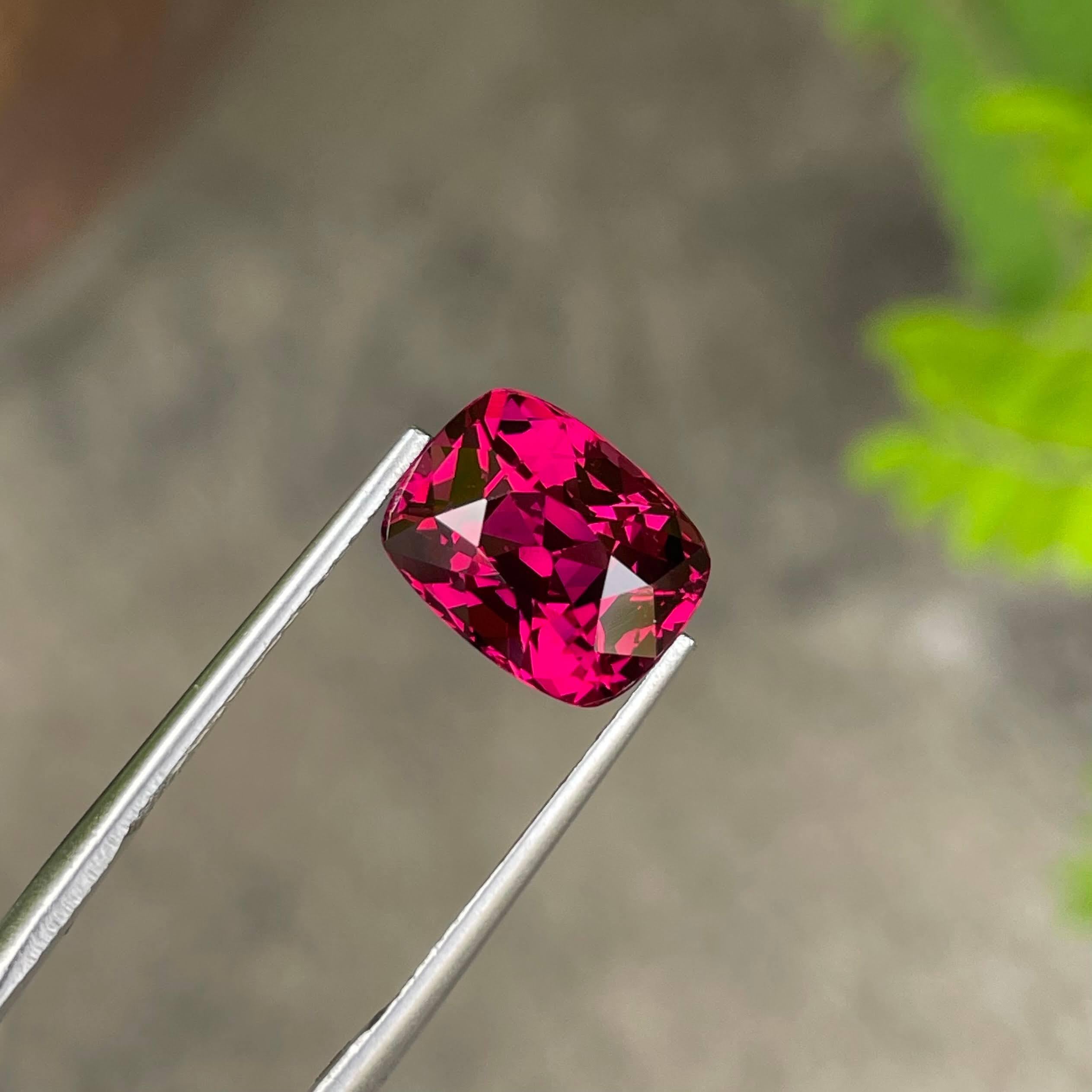 5.46 carats Reddish Pink Garnet Step Cushion Cut Natural Tanzanian Gemstone In New Condition For Sale In Bangkok, TH
