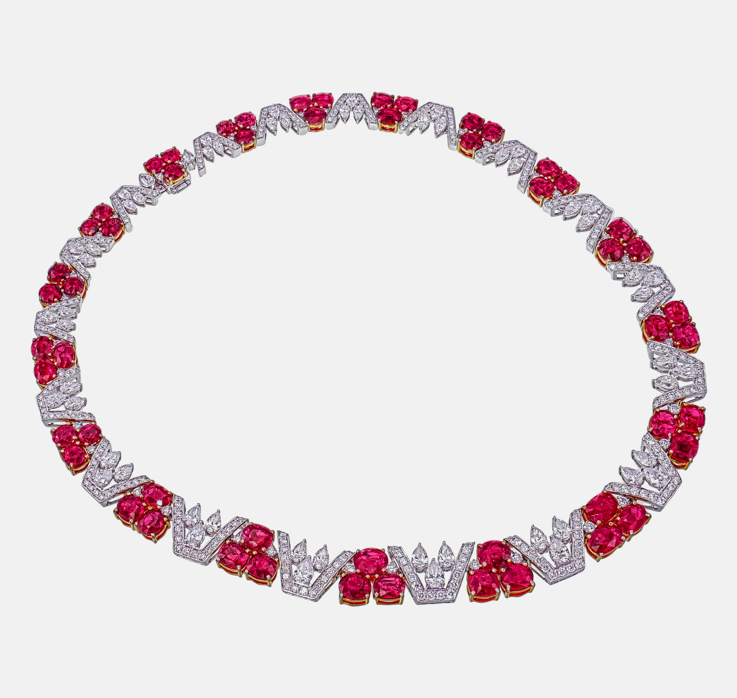 Un elegante   La collana di rubini e diamanti birmani di REWA jewels è realizzata a mano in oro bianco 18 carati.

È tempestato da 54 vibranti rubini birmani del peso di 54. 64 carati circa. Questi rubini birmani non trattati sono rari da