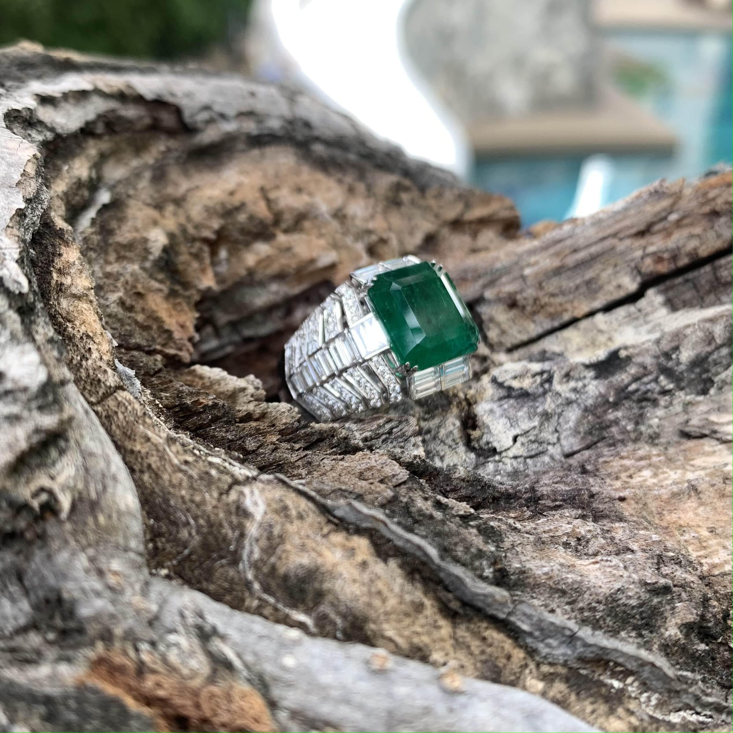 Men's 5.47 Carat Zambian Emerald in 18k White Gold Ring In New Condition For Sale In Bangkok, TH
