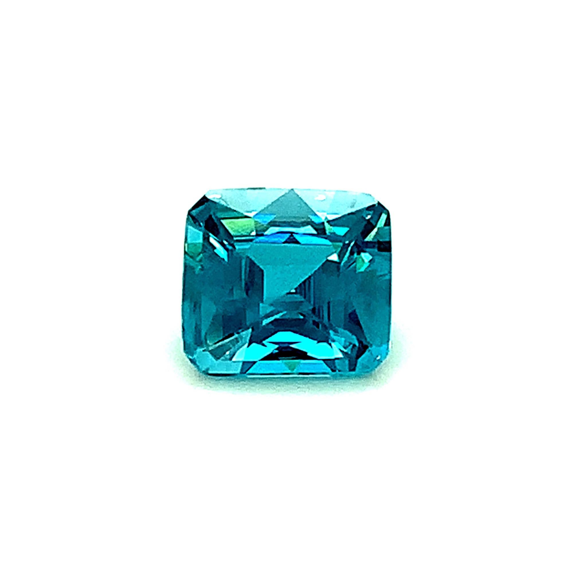 Ce zircon bleu brillant a une magnifique couleur bleue « Windex » moyenne et est extraordinairement vivant ! Il est très bien taillé, avec un pavillon modifié en taille brillant et d'excellentes proportions lui conférant un retour et une vie à