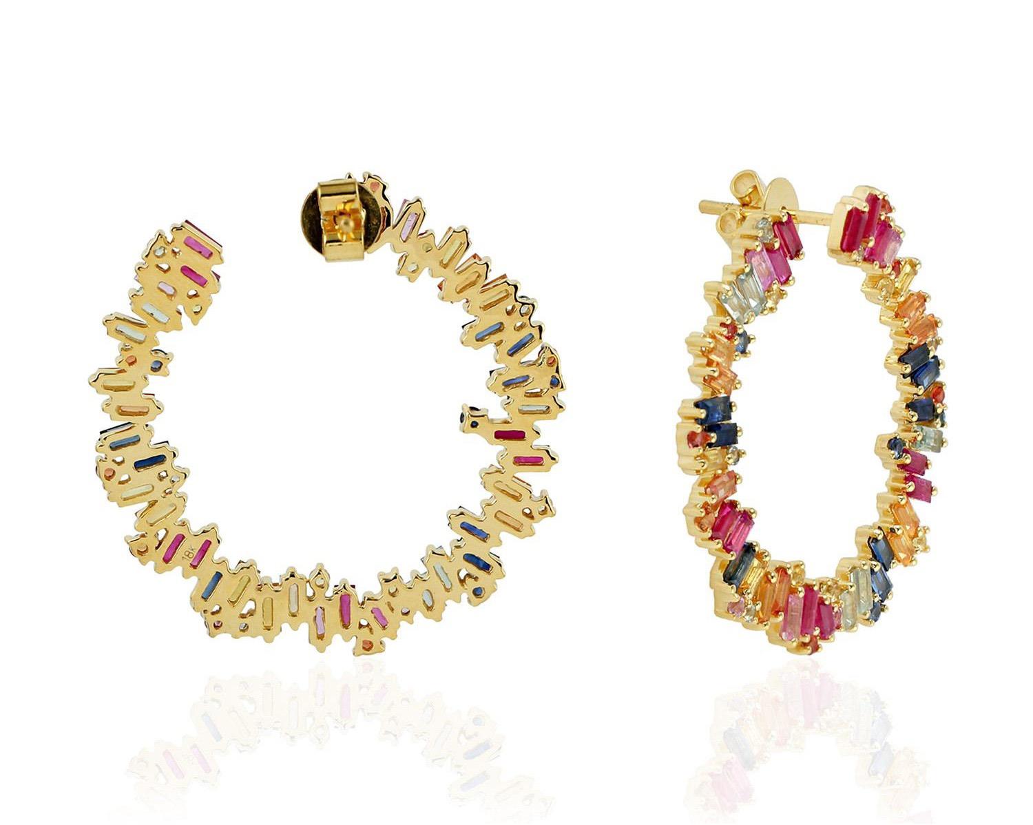 Moderne Créoles en or 18 carats avec saphirs multicolores de 5,47 carats en vente