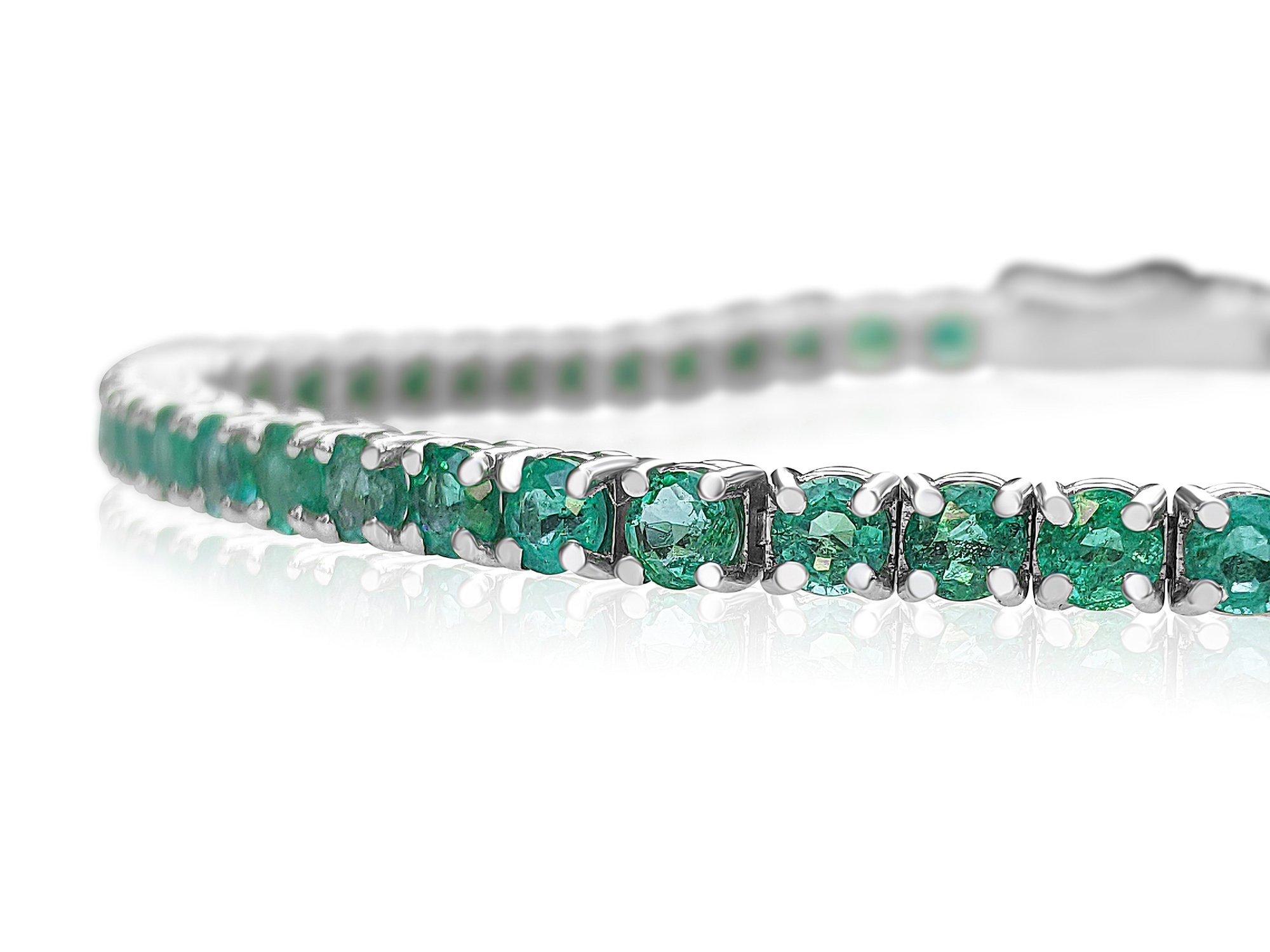 NO RESERVE - 5.47 Carat Natural Emerald Riviera 14 Karat White Gold Bracelet In New Condition In Ramat Gan, IL