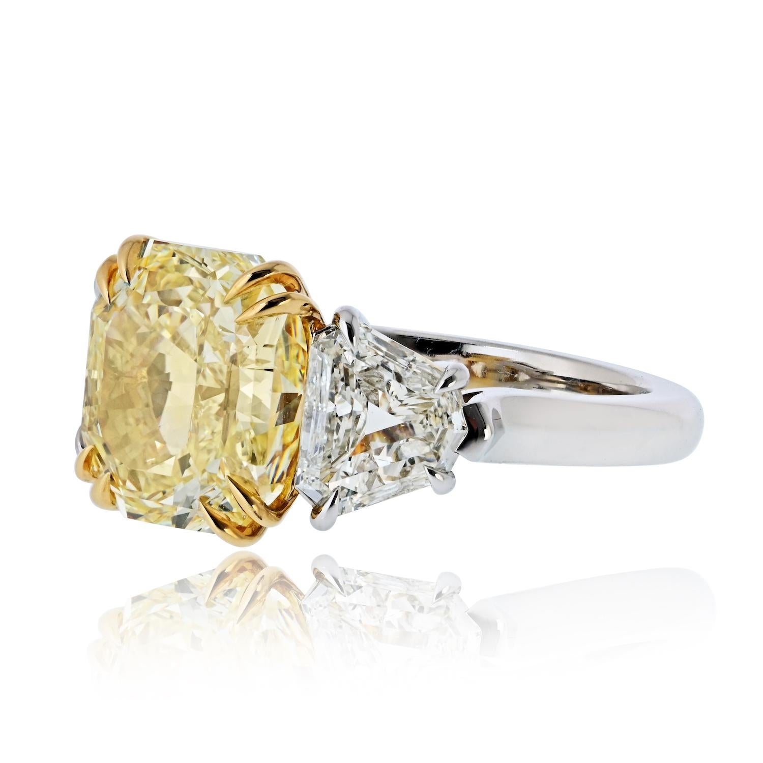 Moderno Anello di fidanzamento con tre pietre di diamante giallo di 5,47 carati con taglio radiante e fantasia in vendita