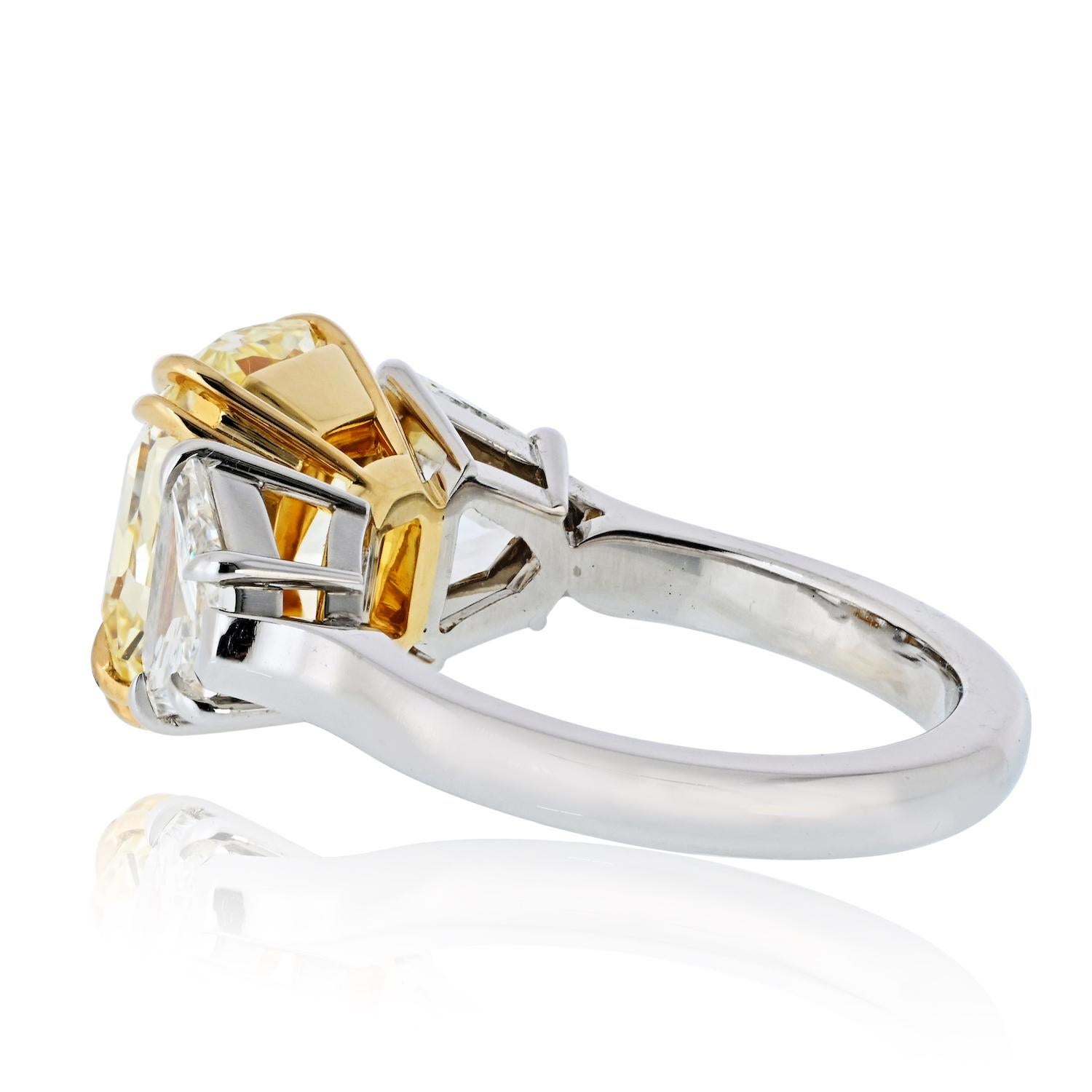 Taglio radiant Anello di fidanzamento con tre pietre di diamante giallo di 5,47 carati con taglio radiante e fantasia in vendita