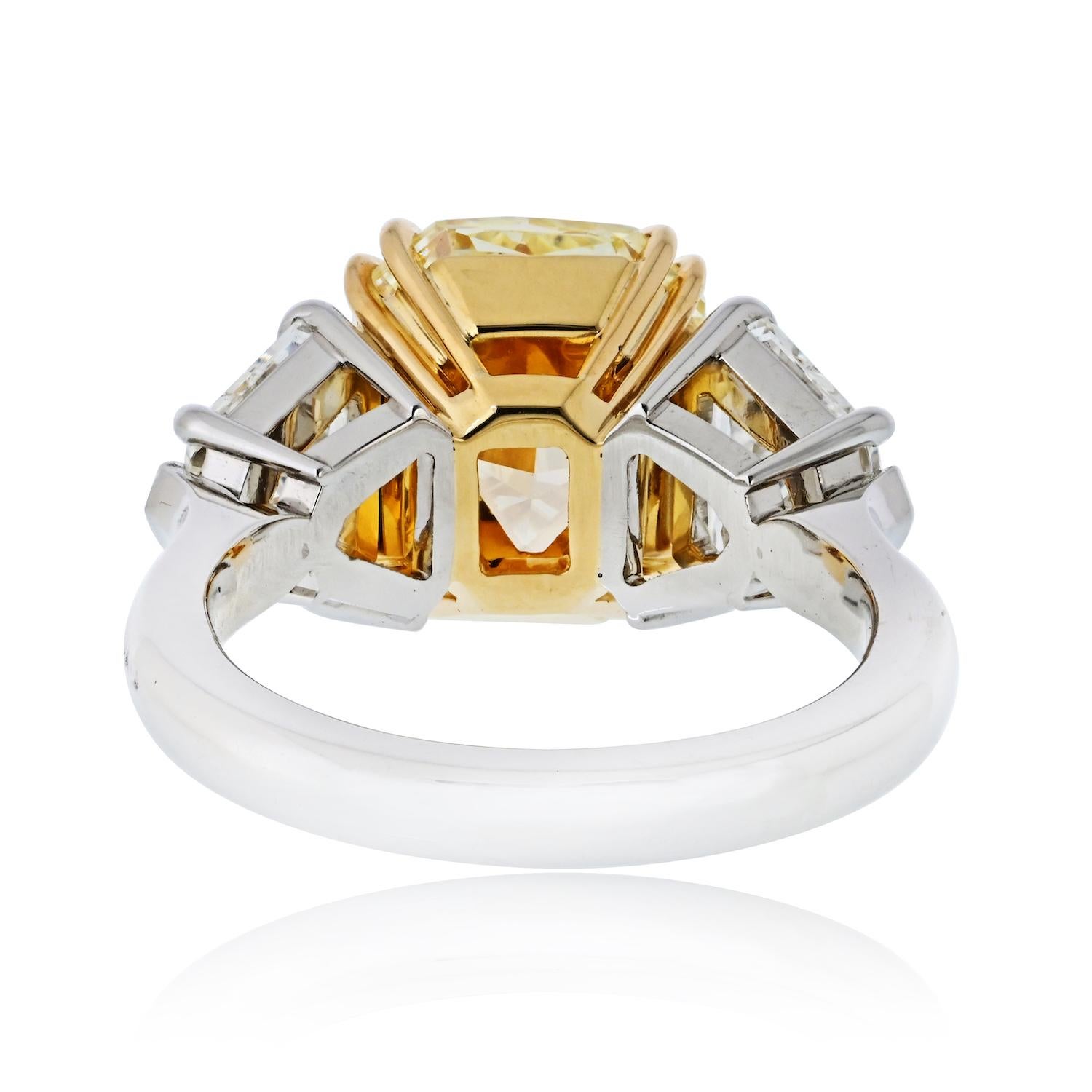 Anello di fidanzamento con tre pietre di diamante giallo di 5,47 carati con taglio radiante e fantasia In condizioni ottime in vendita a New York, NY