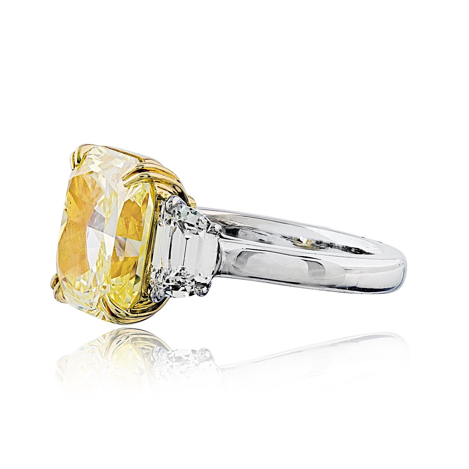 Anello di fidanzamento con tre pietre di diamante giallo di 5,47 carati con taglio radiante e fantasia in vendita 1