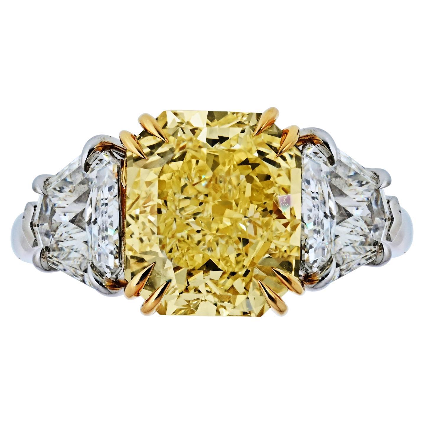 Bague de fiançailles à trois pierres en diamant jaune fantaisie de 5,47 carats à taille rayonnante