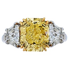 Bague de fiançailles à trois pierres en diamant jaune fantaisie de 5,47 carats à taille rayonnante