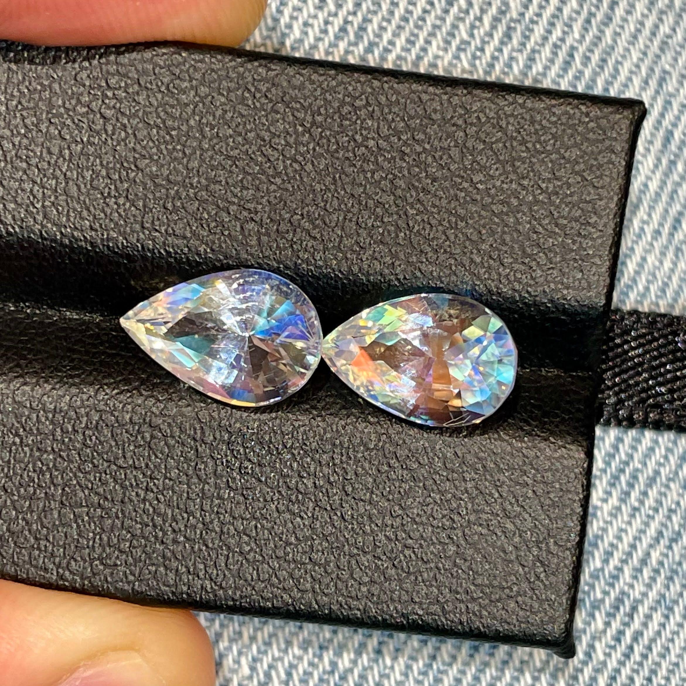 Peso 5,47 quilates 
Dimensiones 11,9x7,7x6,5 mm 
Tratamiento ninguno 
Origen Sri Lanka 
Claridad VVS 
Forma de pera
Corte Facetado



Este exquisito par de piedras lunares, con un peso total de 5,47 quilates, presenta una fascinante talla facetada