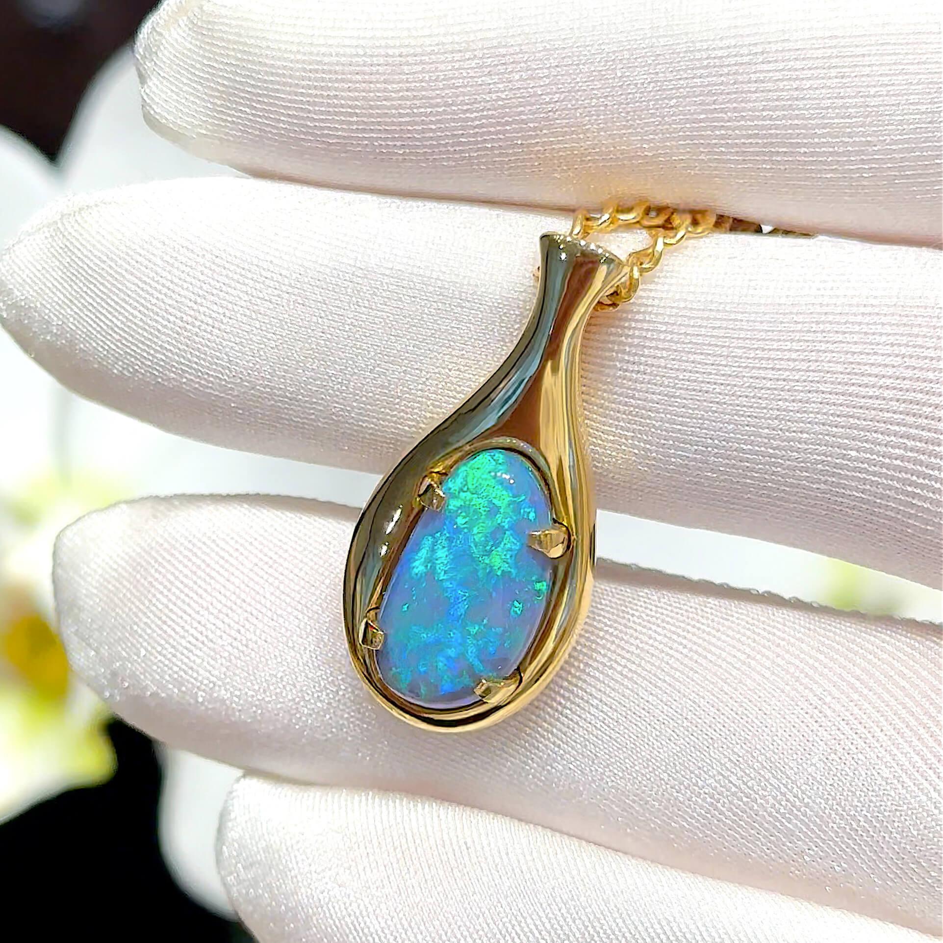 5.47ct Black Opal & 18K Gold Necklace In New Condition For Sale In MAIN BEACH, QLD