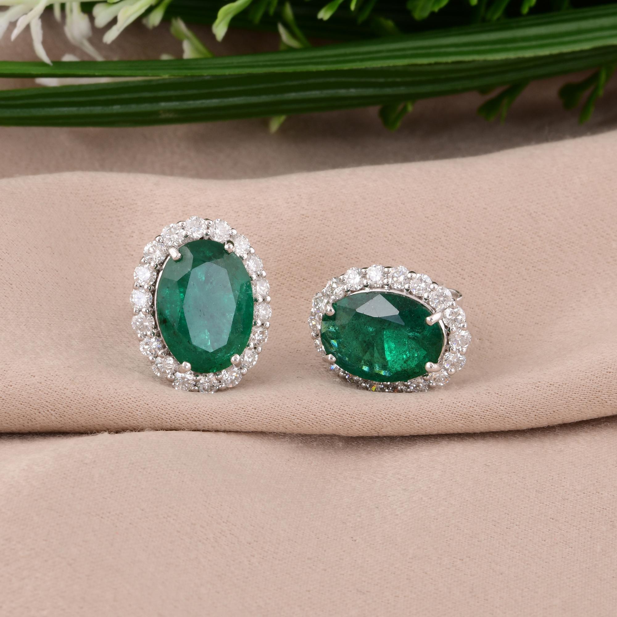 Orecchini a perno con smeraldo ovale dello Zambia da 5,47 carati 1,1 carati SI/H di diamanti in oro bianco 14 carati In condizioni Nuovo in vendita a Diera, Dubai