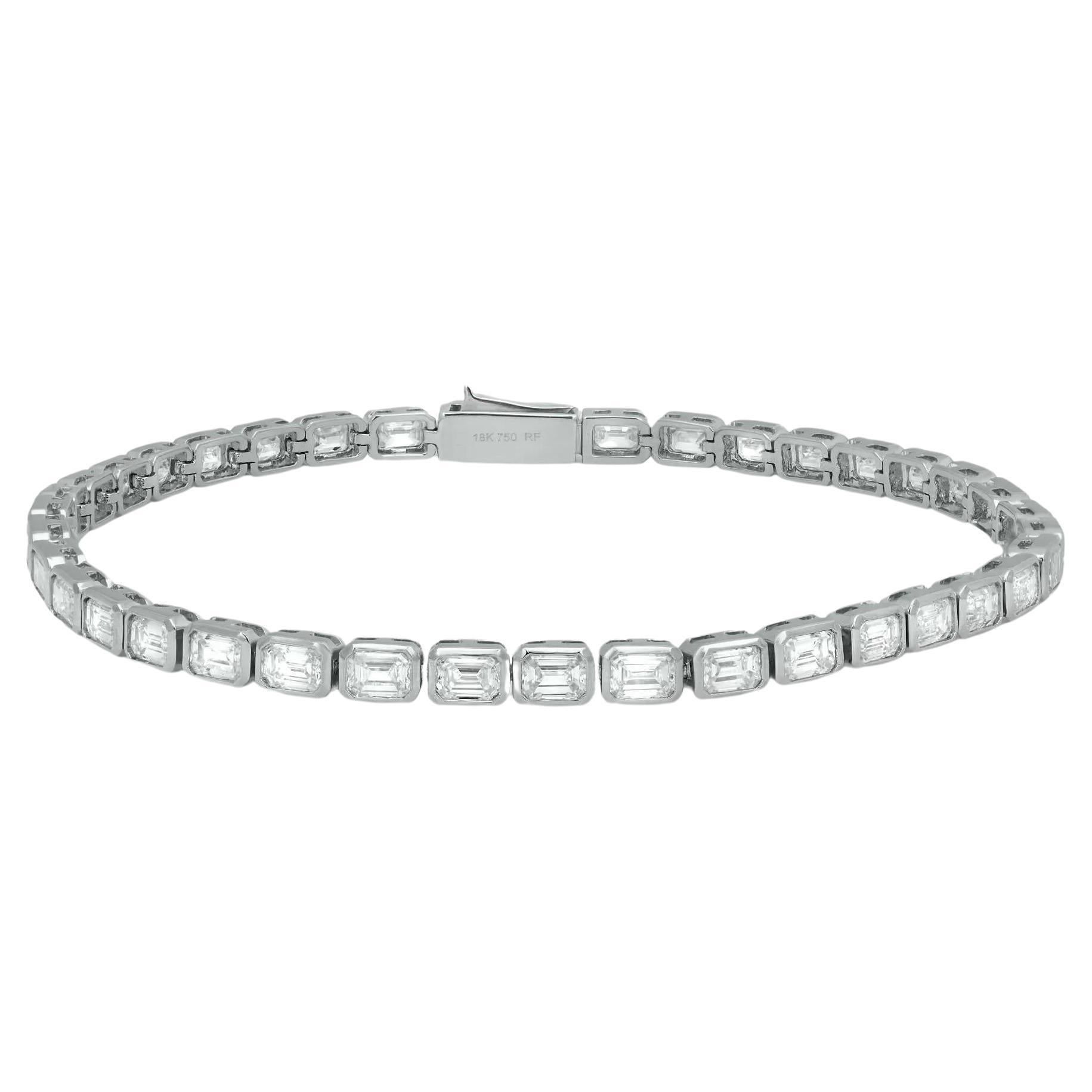 Bracelet tennis en or blanc 18 carats avec diamants taille émeraude de 5,48 carats à lunette est-ouest 
