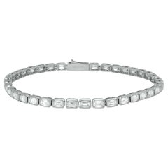 Bracelet tennis en or blanc 18 carats avec diamants taille émeraude de 5,48 carats à lunette est-ouest 