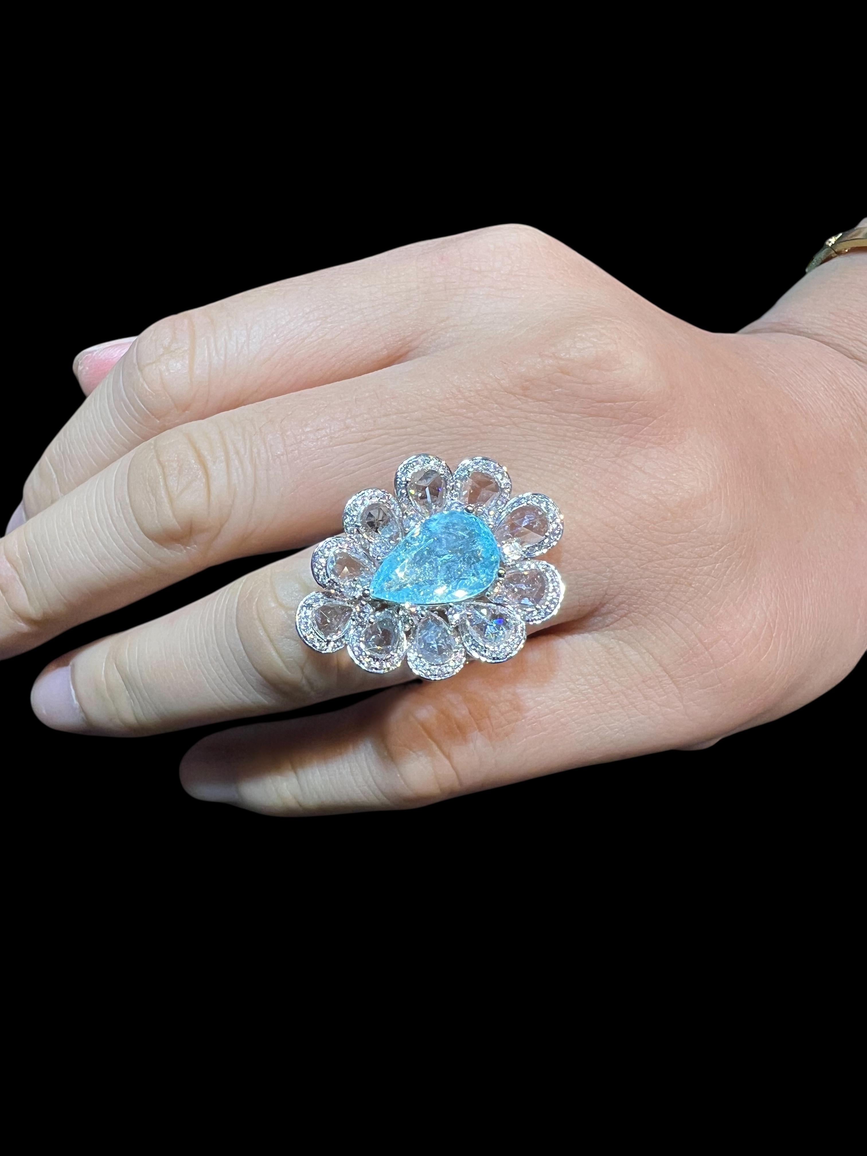 Une création exquise ! Une véritable bague unique en son genre, en or blanc 18 carats et diamants, avec une tourmaline de Paraiba taillée en poire et brillante, rare et importante. Cette pièce ne manquera pas d'égayer la collection de tout