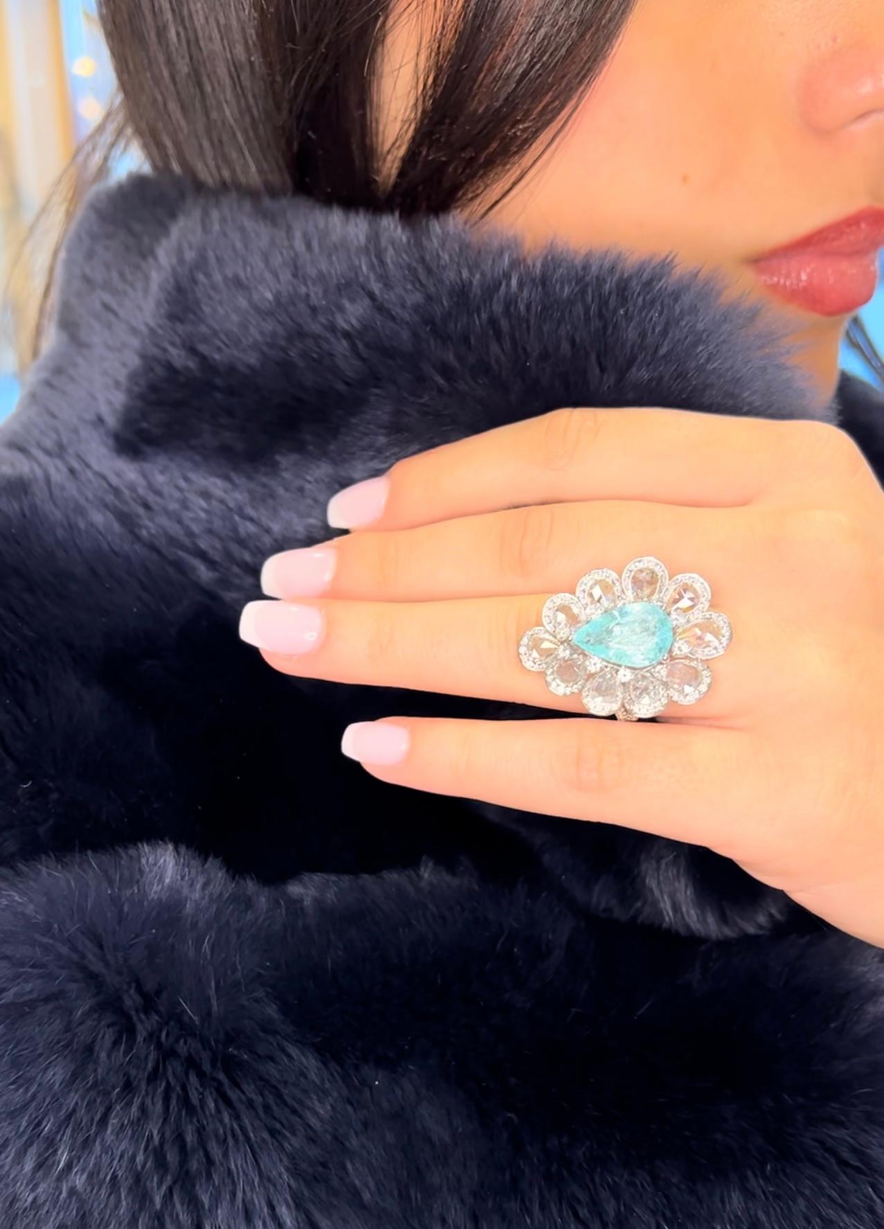 Taille poire Bague cocktail avec tourmaline Paraiba en forme de poire de 5,48 carats et diamant rond de taille rose en vente