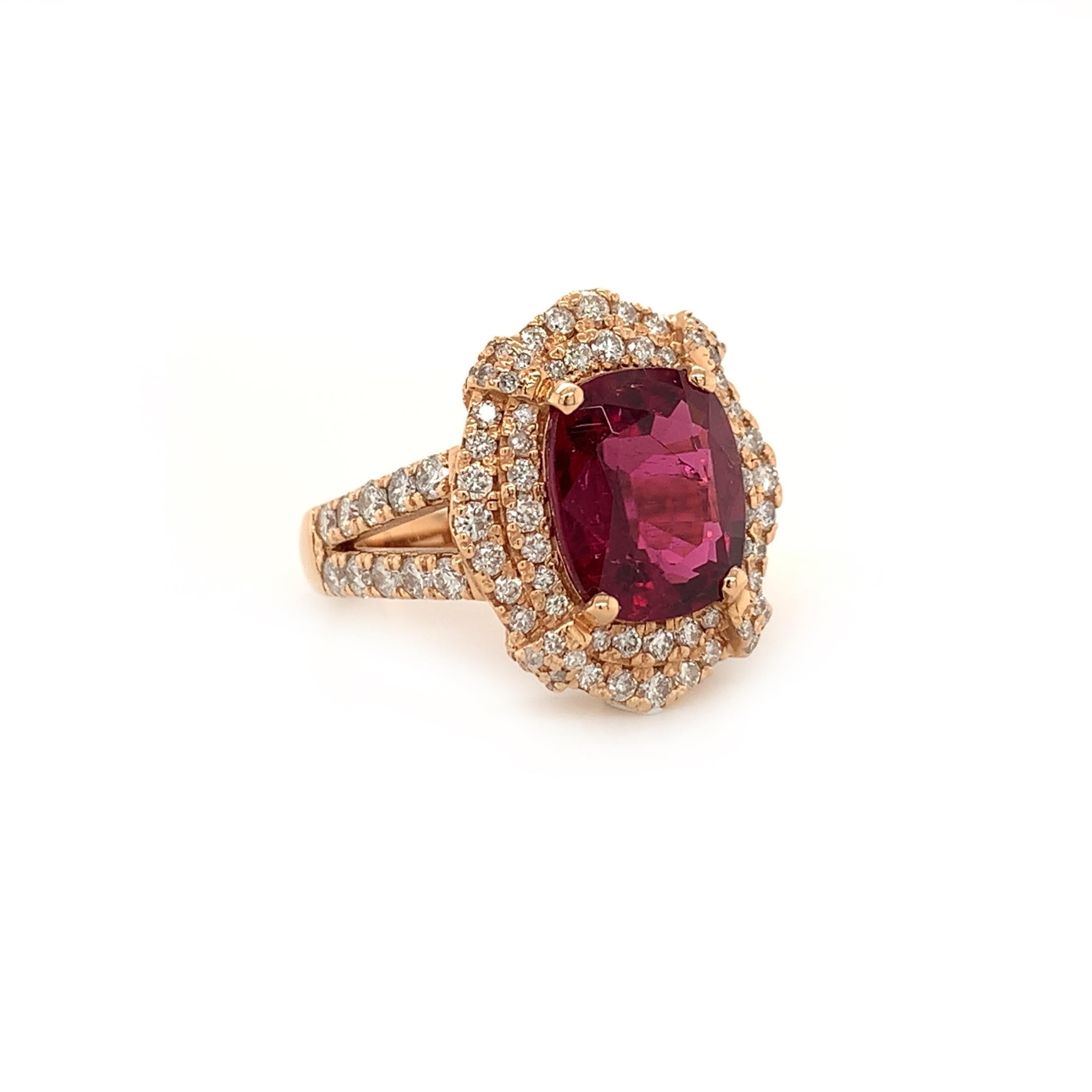 Glamouröser Cocktailring. Hochglänzender, intensiv purpurroter Ton, transparenter, sauberer, kissenfacettierter, natürlicher Rubellit von 5,48 Karat, eingefasst in vier Zacken, akzentuiert mit einem runden Diamanten im Brillantschliff.