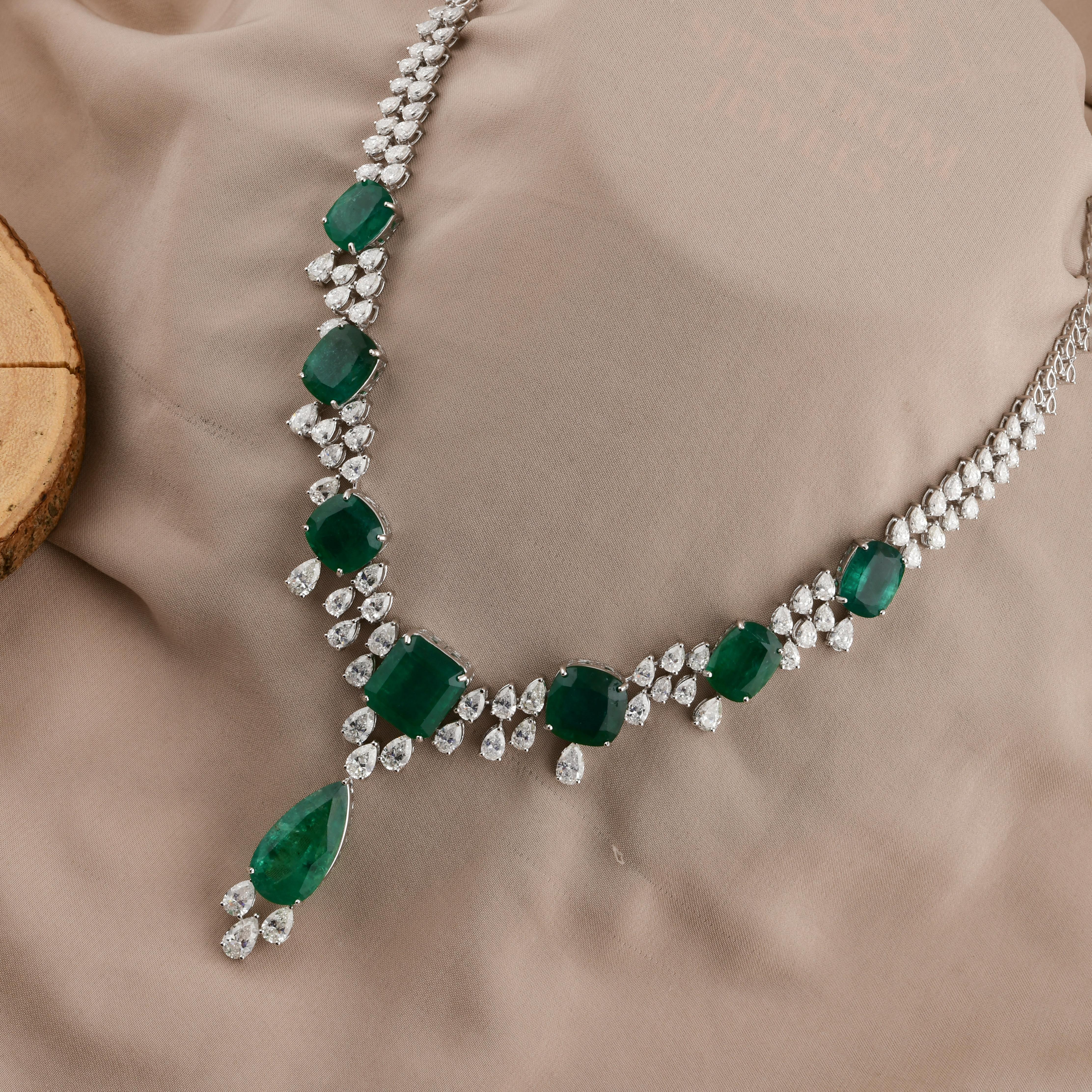 Taglio a goccia 54,8 carati di smeraldo dello Zambia 16,90 carati di diamante SI/H Collana in oro bianco 14 carati in vendita