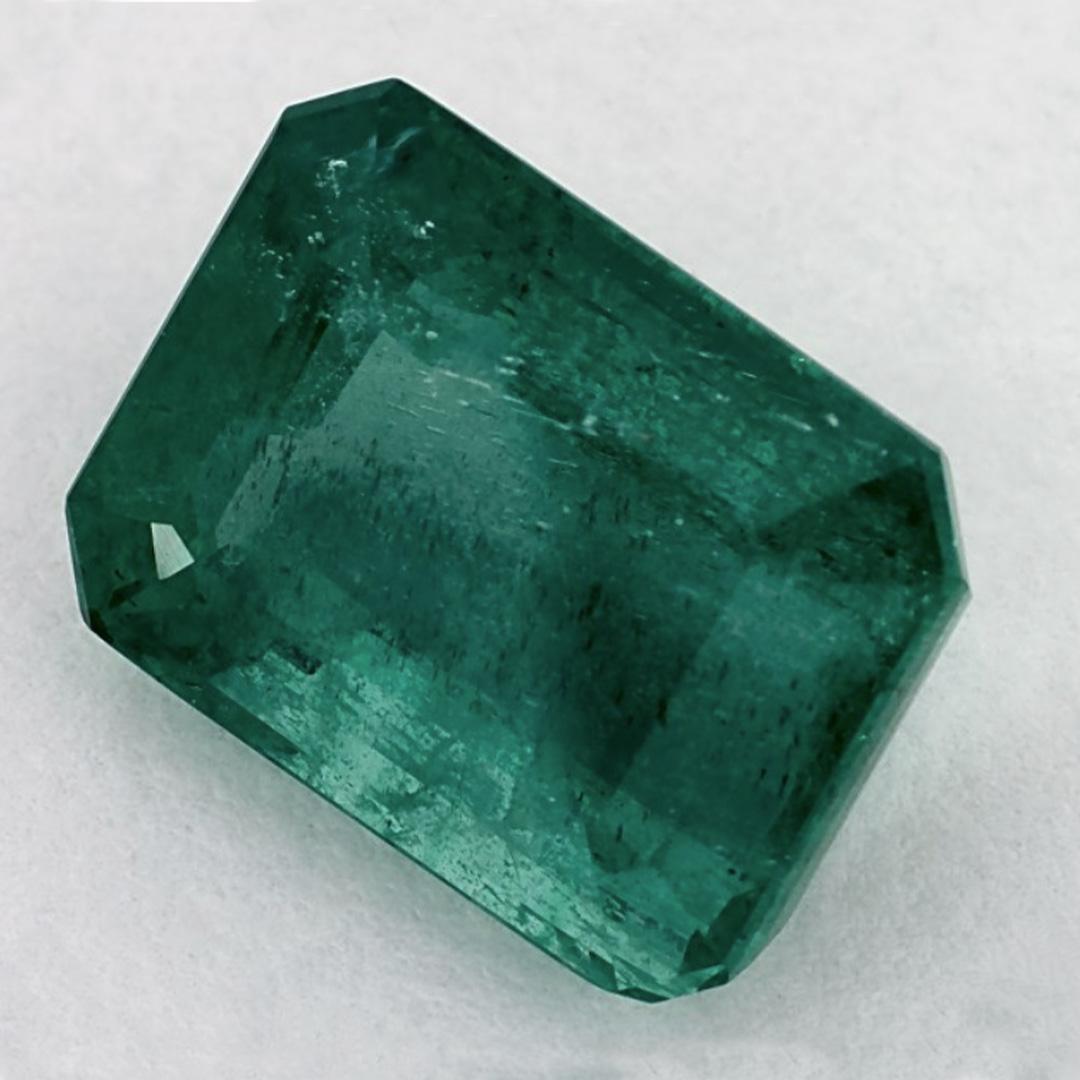 D'un vert éclatant, la pierre de naissance du mois de mai symbolise le renouveau de la croissance printanière. 

Explorez la vibrante collection d'émeraudes, de rubis et de saphirs de notre magasin, disponibles sous forme de pierres précieuses en