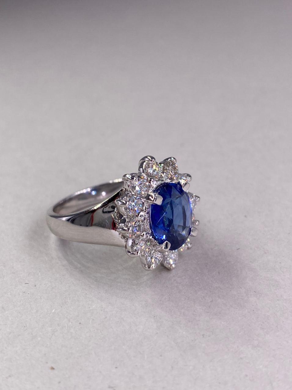 5.48 Carat Natural Ceylon Sapphire and Diamond 18 Karat White Gold Ring In New Condition For Sale In Territet, CH