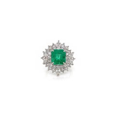 5,48 Karat Gesamtkarat Smaragd und Diamant Halo Damenring