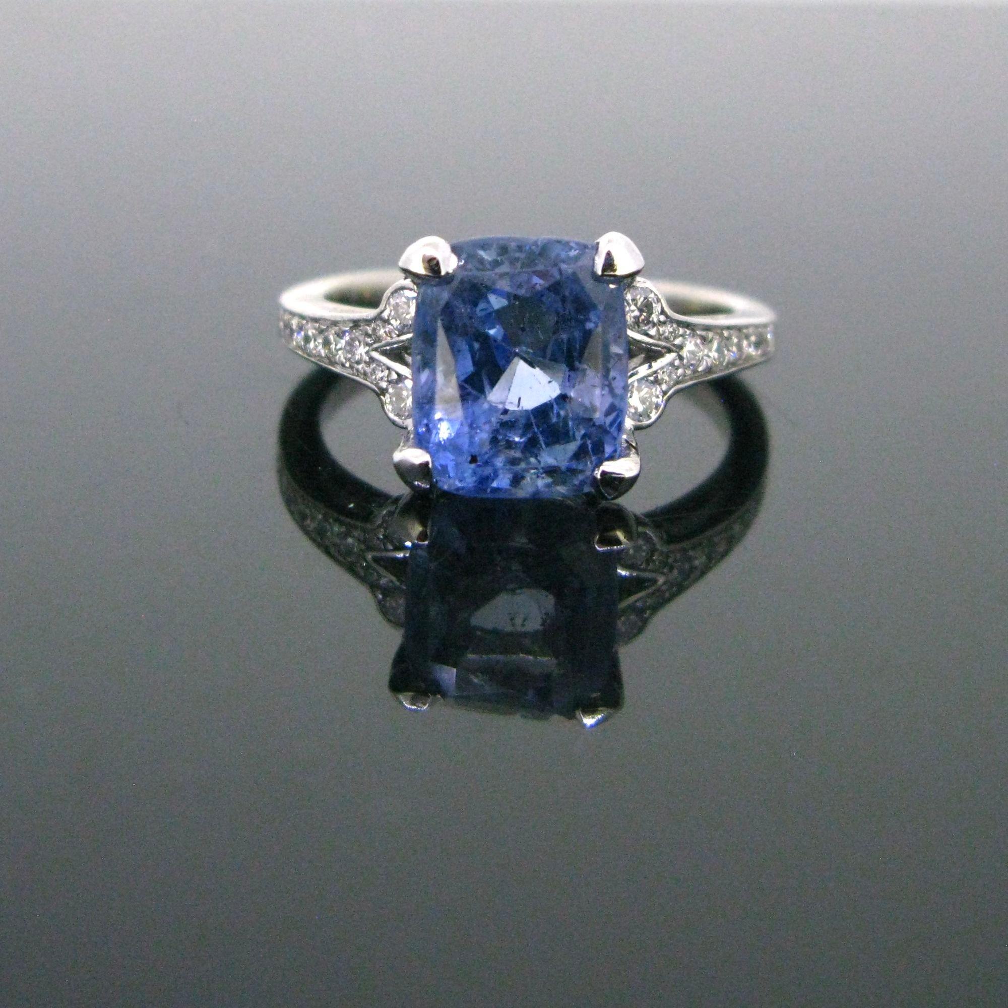 Peso: 6,50 gr

 
Metallo:                                     Platino

Pietre:                           Zaffiro

Taglio: Cuscino
Carati: 5,48ct
Commento: Rapporto GCS nº5782-1127
(piccola ammaccatura sulla gemma)

Altre pietre preziose : 18