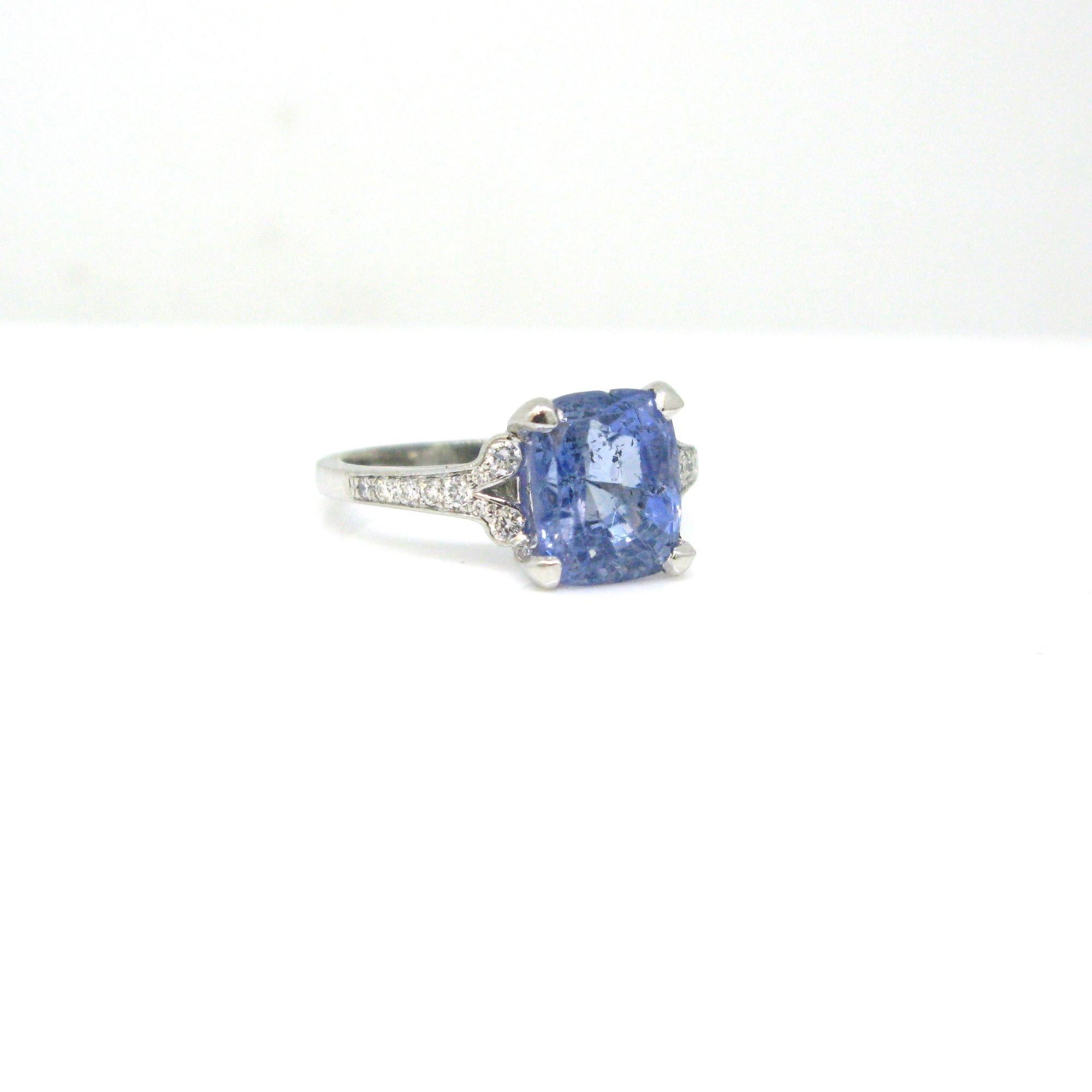 Taglio cuscino Anello con zaffiro di Ceylon e diamanti da 5,48 carati, platino in vendita