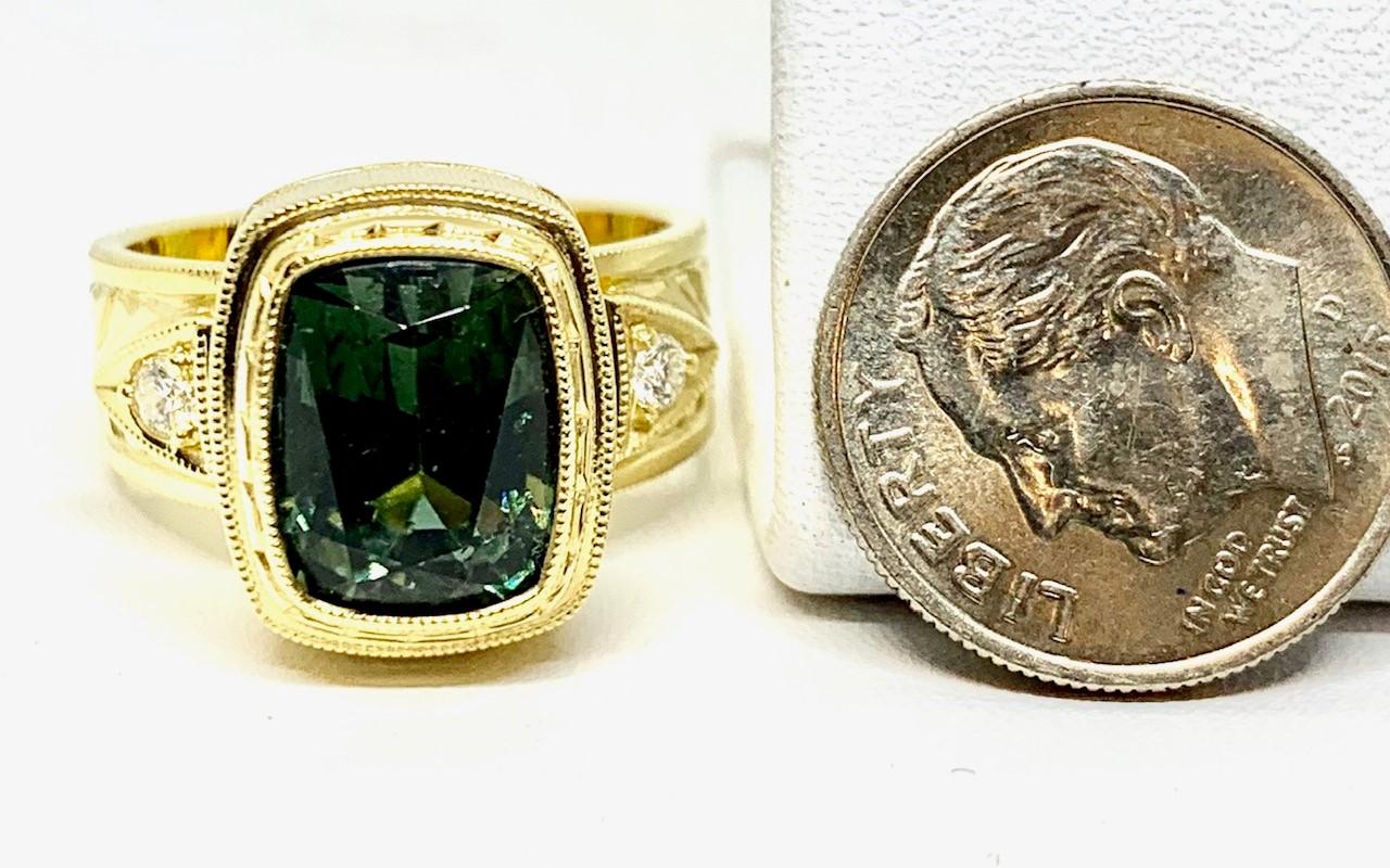 5.49 ct. Green Tourmaline, Diamond, Yellow Gold Bezel Engraved Band Ring In New Condition In Los Angeles, CA