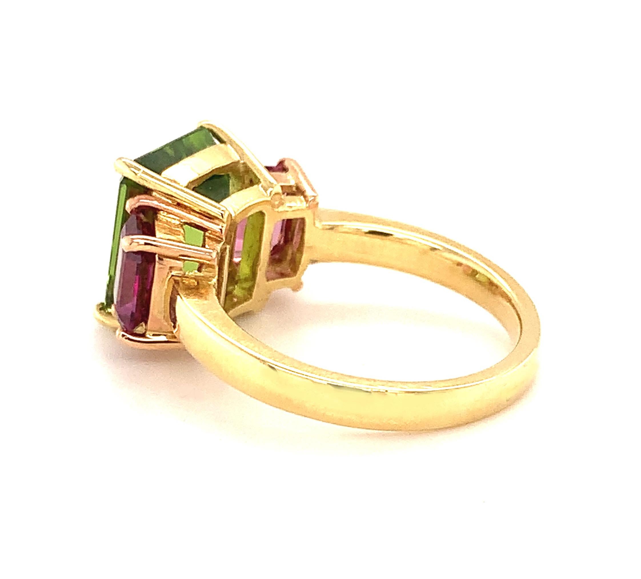 Bague à trois pierres en or jaune et rose avec péridot de 5,49 carats et grenat rhodolite Neuf - En vente à Los Angeles, CA