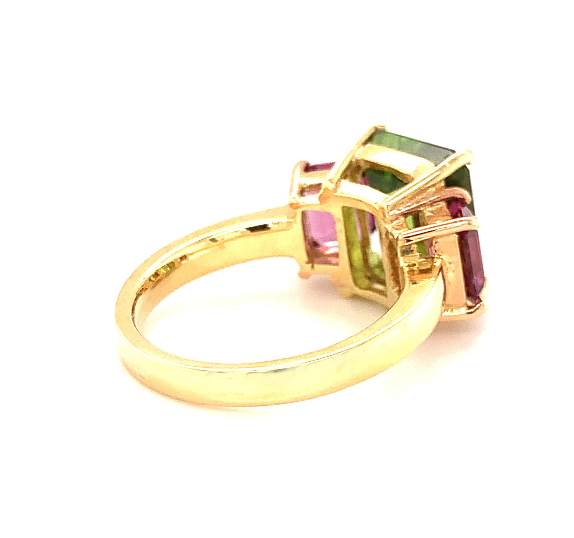 5.49 Carat Peridot and Rhodolite Garnet Three-Stone Ring in Yellow and Rose Gold In New Condition For Sale In Los Angeles, CA