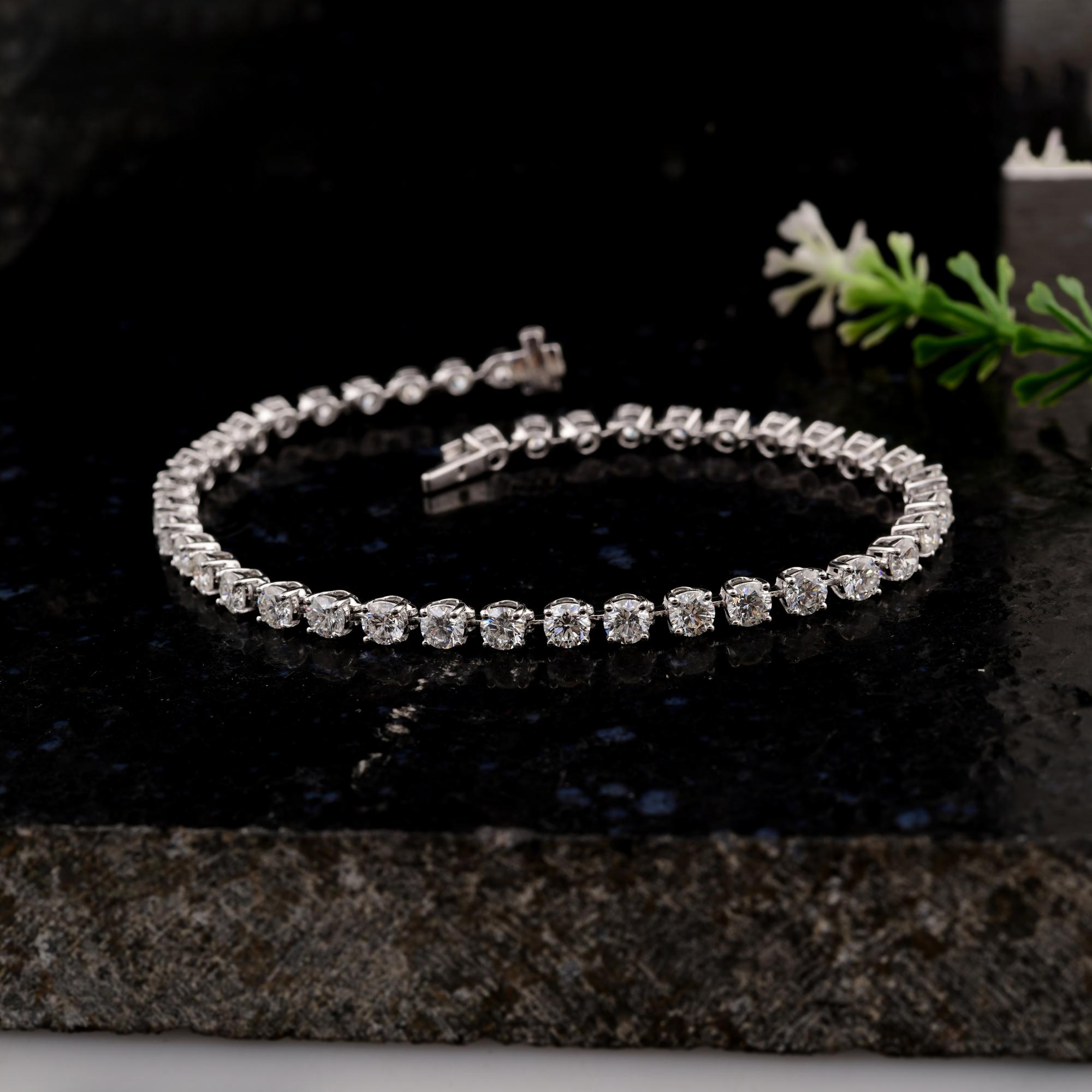 Taille ronde Bracelet tennis en or blanc 18 carats avec diamants ronds de 5,49 carats de pureté SI et de couleur hi-colore en vente