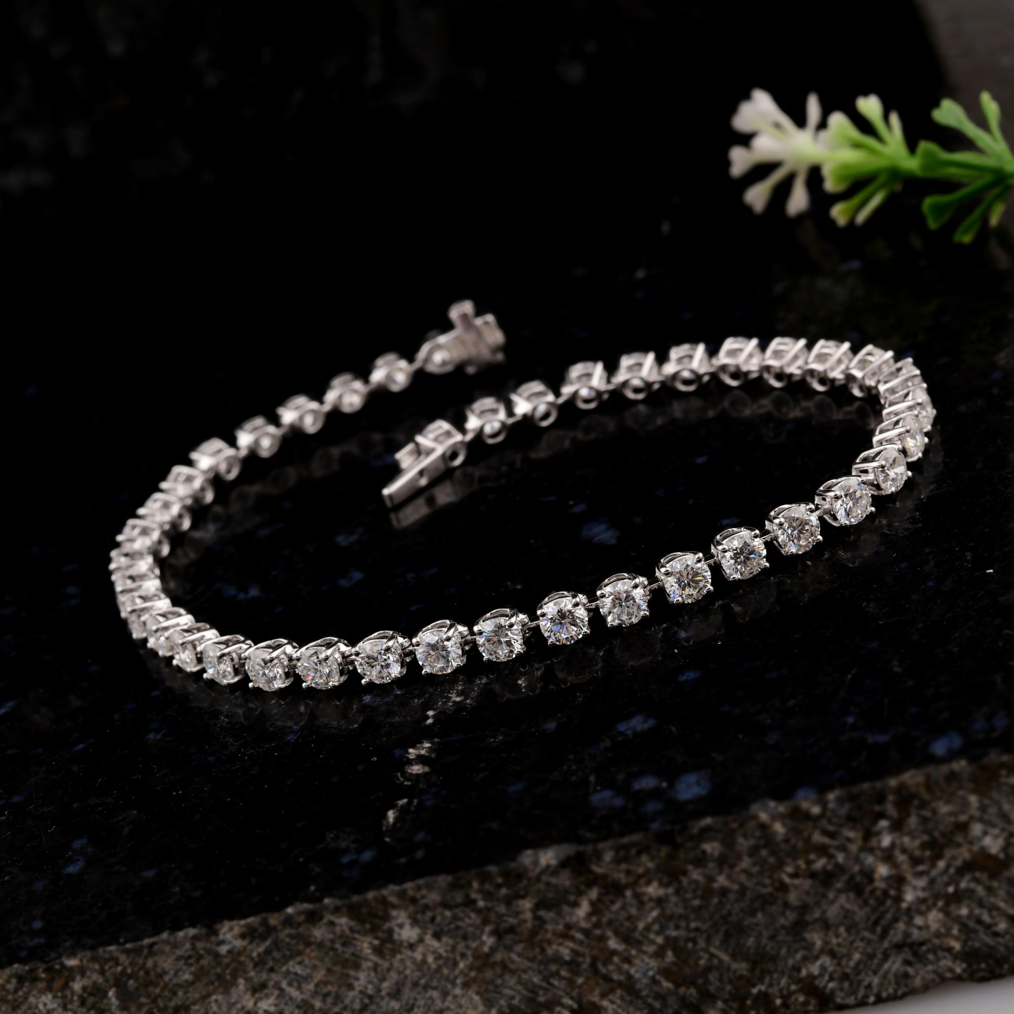 Bracelet tennis en or blanc 18 carats avec diamants ronds de 5,49 carats de pureté SI et de couleur hi-colore Neuf - En vente à Diera, Dubai