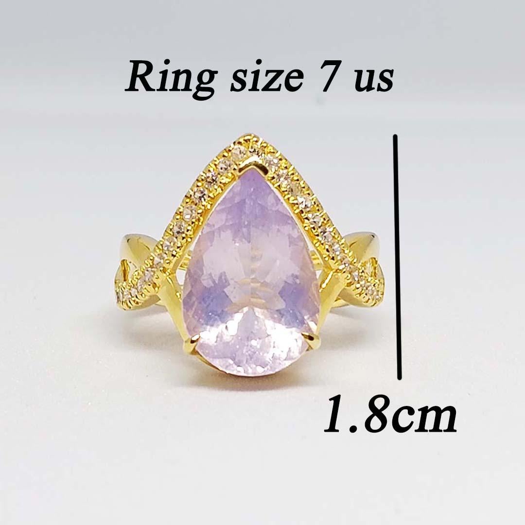 Quarzo lavanda perlato 15x10 mm. 5,49 carati.
Zircone bianco rotondo 1,25 mm. 
Argento Sterling con placcatura in oro 18 carati.