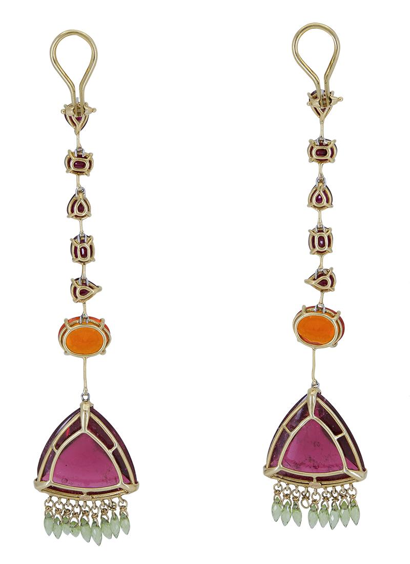 Contemporain Boucles d'oreilles lustre en rubis cabochon forme de pain de sucre de 54,97 carats en vente