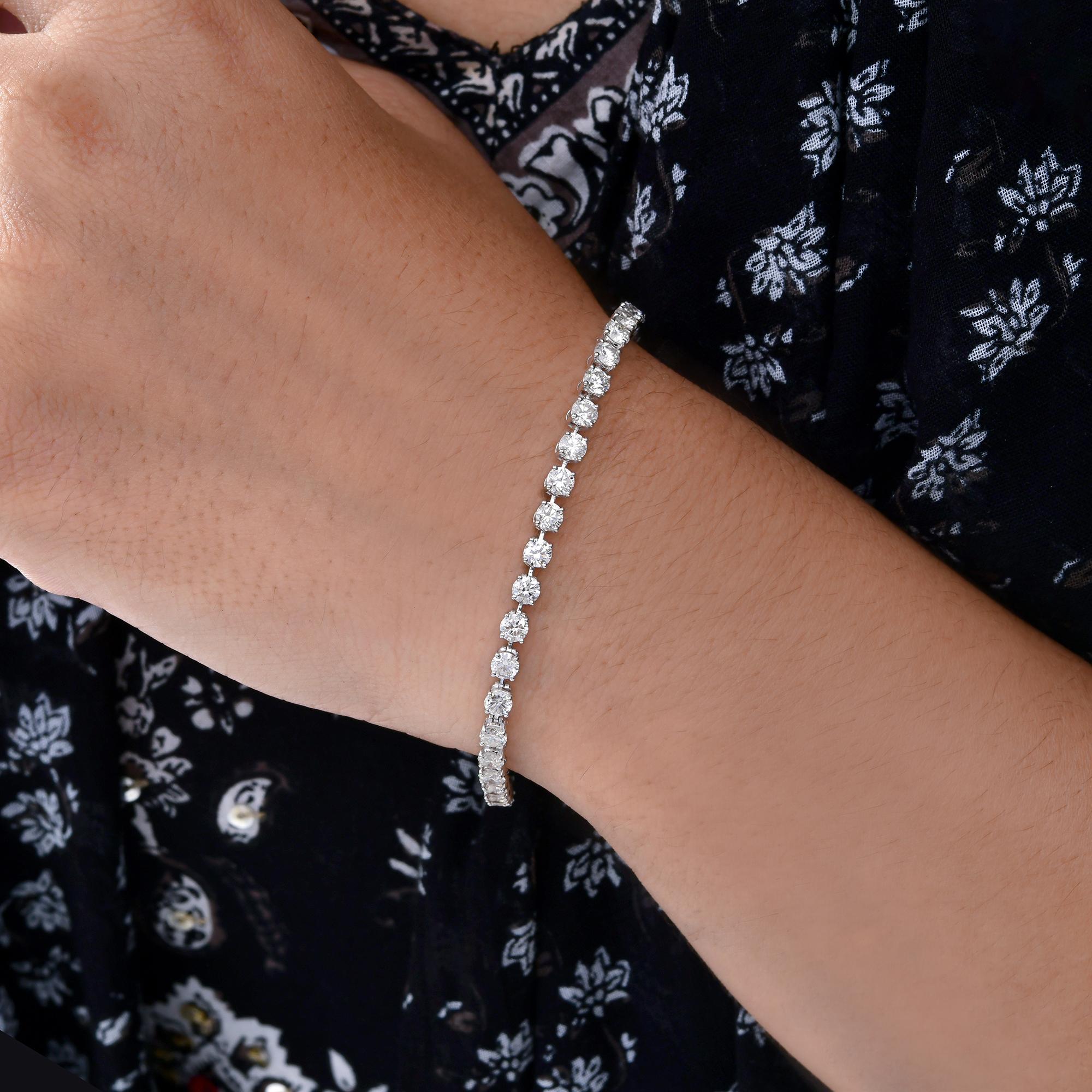 Pulsera de Tenis de Diamantes Brillantes Redondos de 5,49 qt en Oro Blanco de 14 quilates Joyería Fina
Esta elegante pulsera tenis de diamantes muestra un diseño clásico y atemporal, elaborado en metal fino para el lujo cotidiano. Cada gema de talla