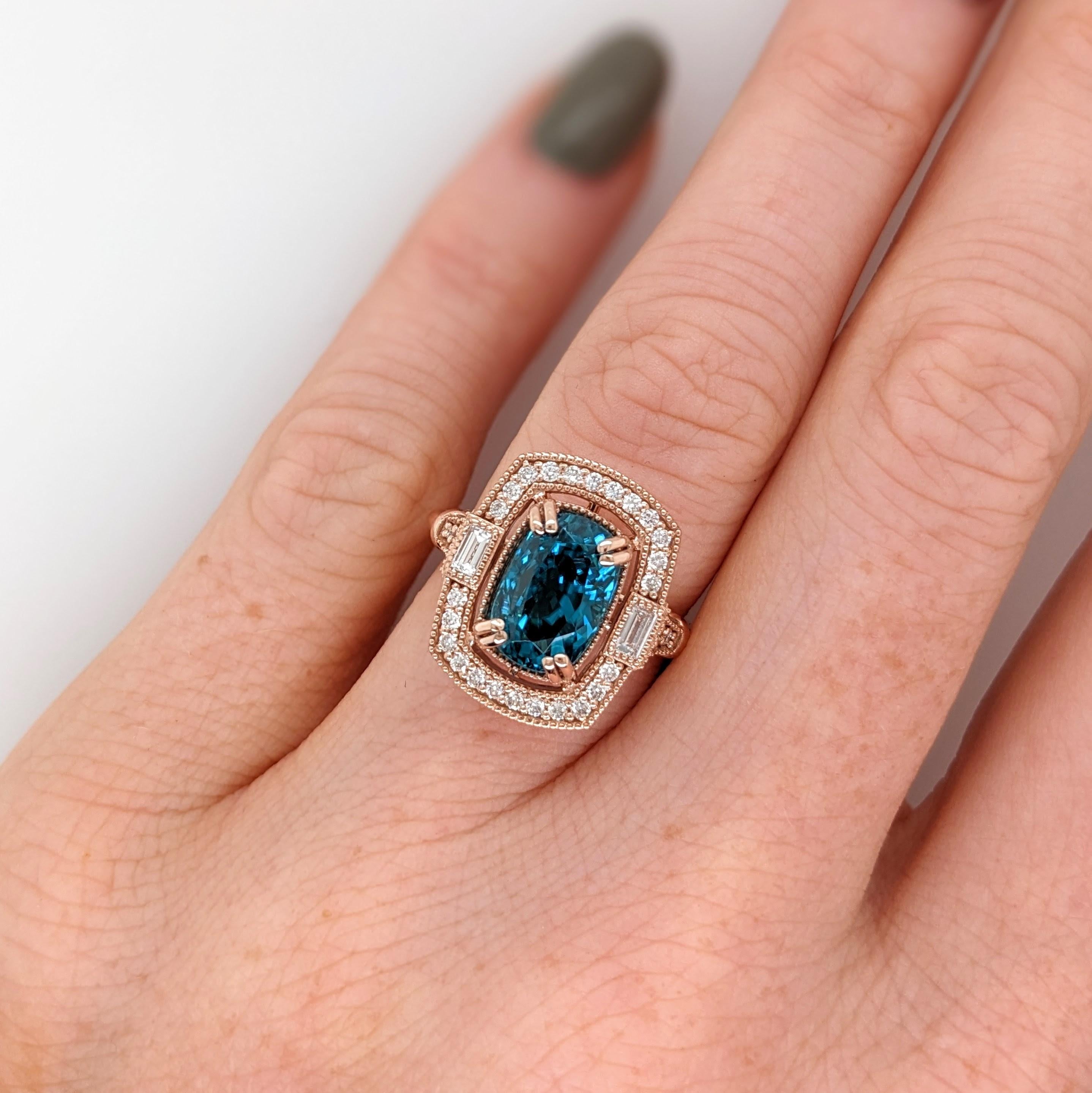 Cette bague est ornée d'un zircon bleu de 5,42 carats, taillé en coussin, de diamants naturels extraits de la terre et de détails en milgrain, le tout serti dans de l'or massif 14 carats. Cette bague est un magnifique cadeau pour vos proches, avec