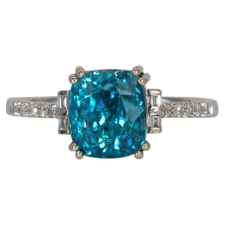 Ring mit blauem Zirkon (5,4 Karat) und natürlichen Diamantakzenten: Massives 14-Karat-Gold, 8 x 7 mm