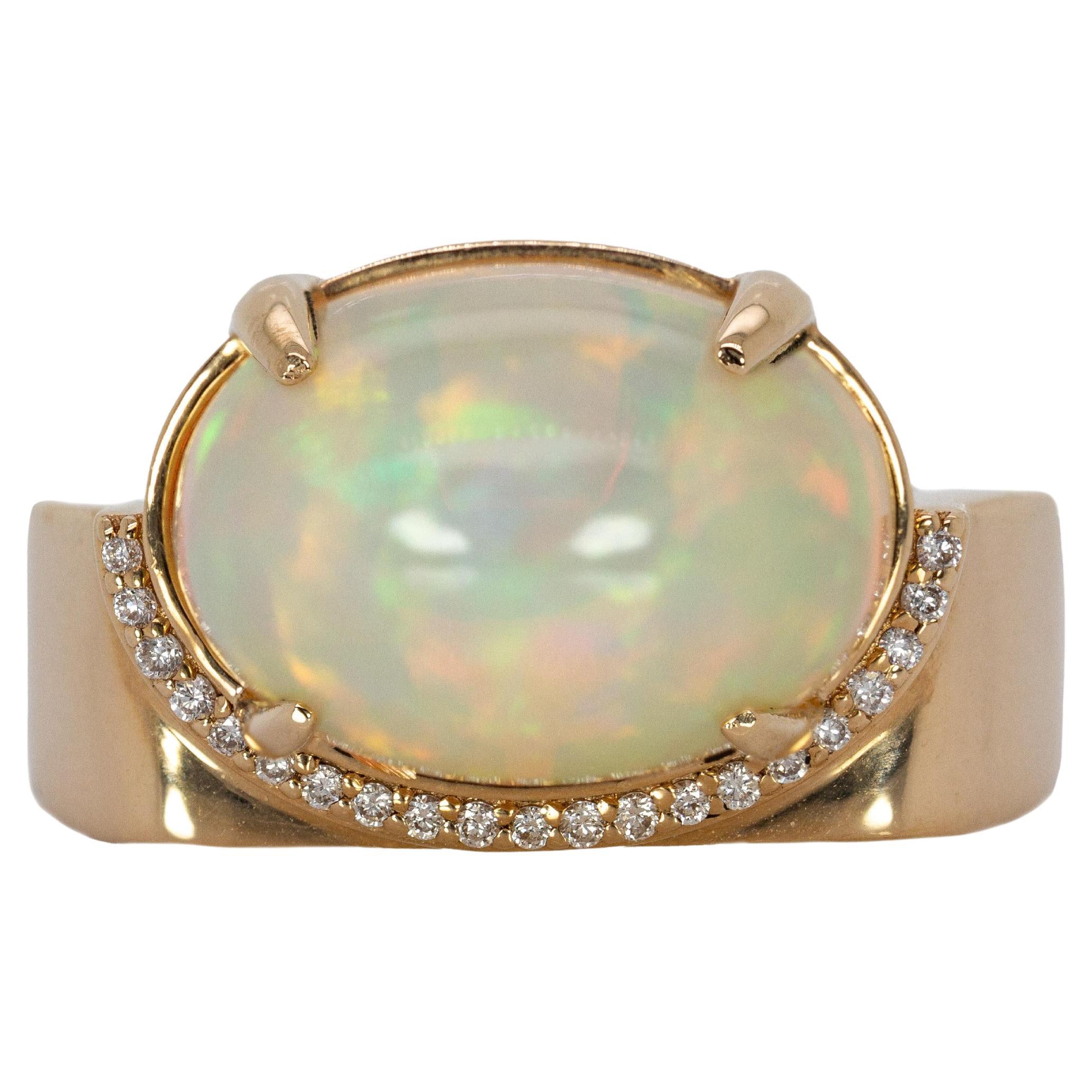 5,4 Karat, 14x10 mm Fiery Opal Ring mit Offset aus ethischen Diamanten in 14K Gold im Angebot