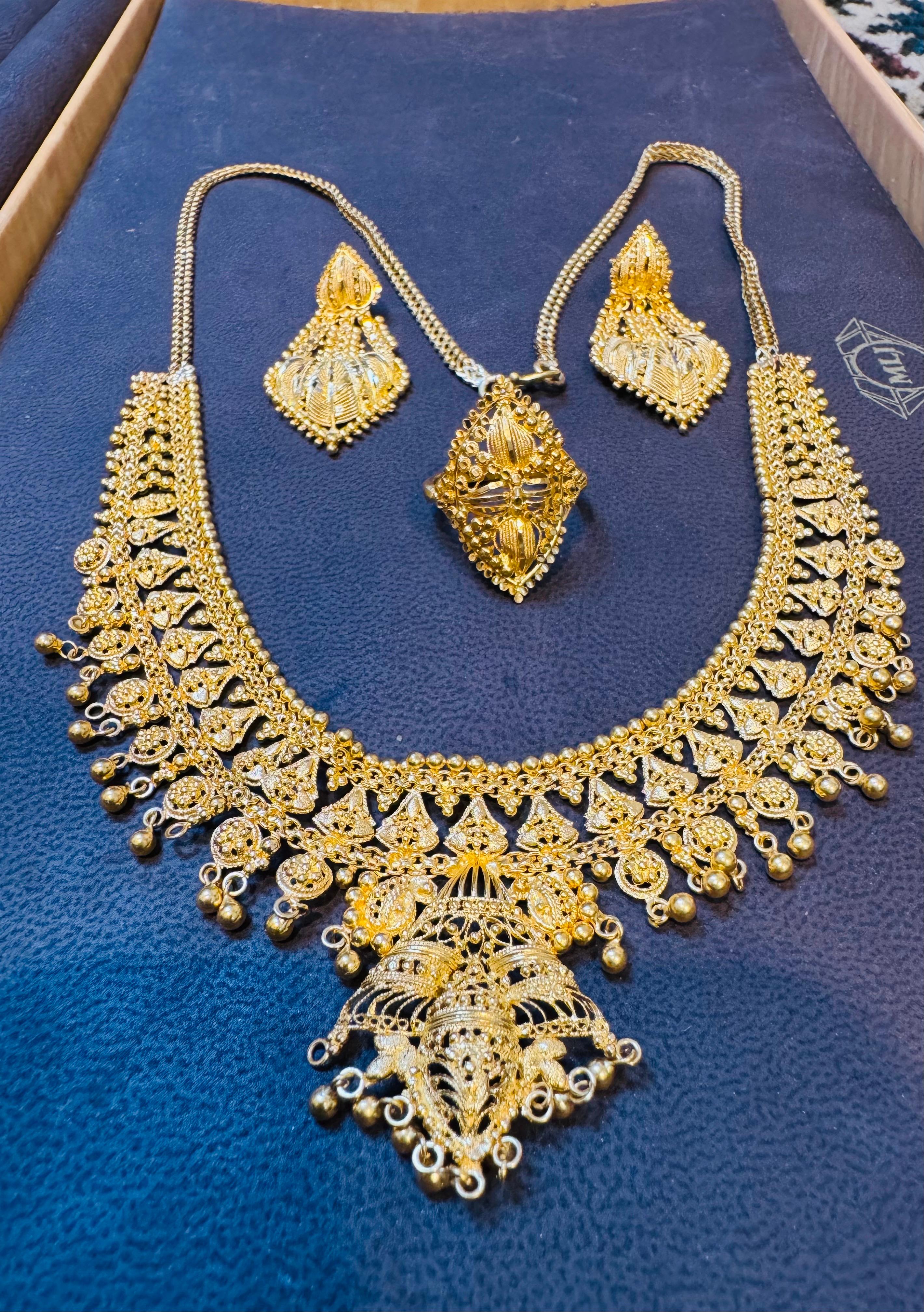 Collar, Pendientes y Anillo de Oro de 22 Kilates 54Gm Conjunto Collar Princesa Novia
Uno de nuestros collares premium  de nuestra colección Nupcial.
Ajustable, ya que tiene una larga cadena en la espalda
la talla del oro es tal que brilla como los
