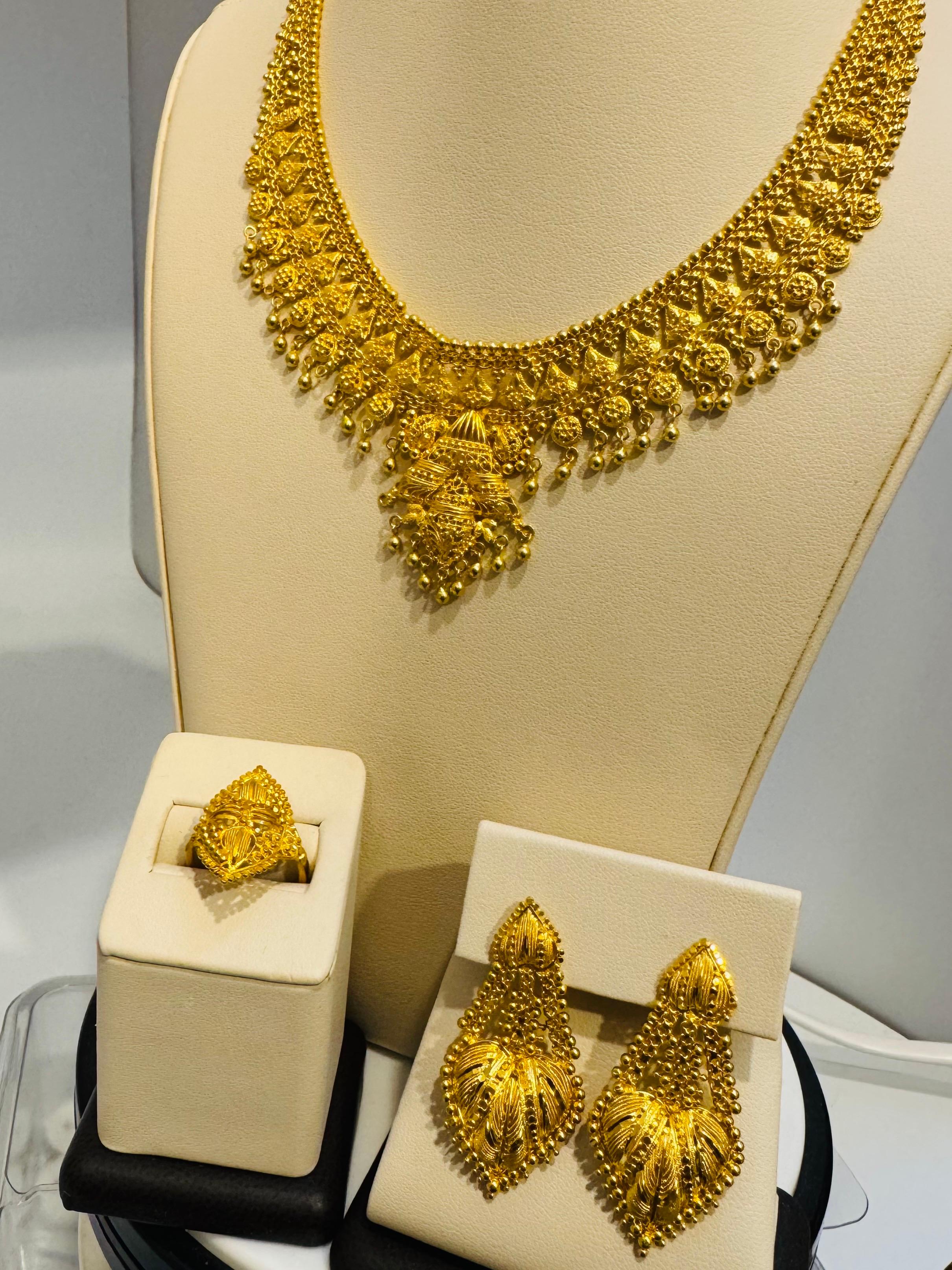 Collar, Pendientes y Anillo de Oro de 22 Kilates 54Gm Conjunto Collar Princesa Novia en Excelente estado para la venta en New York, NY