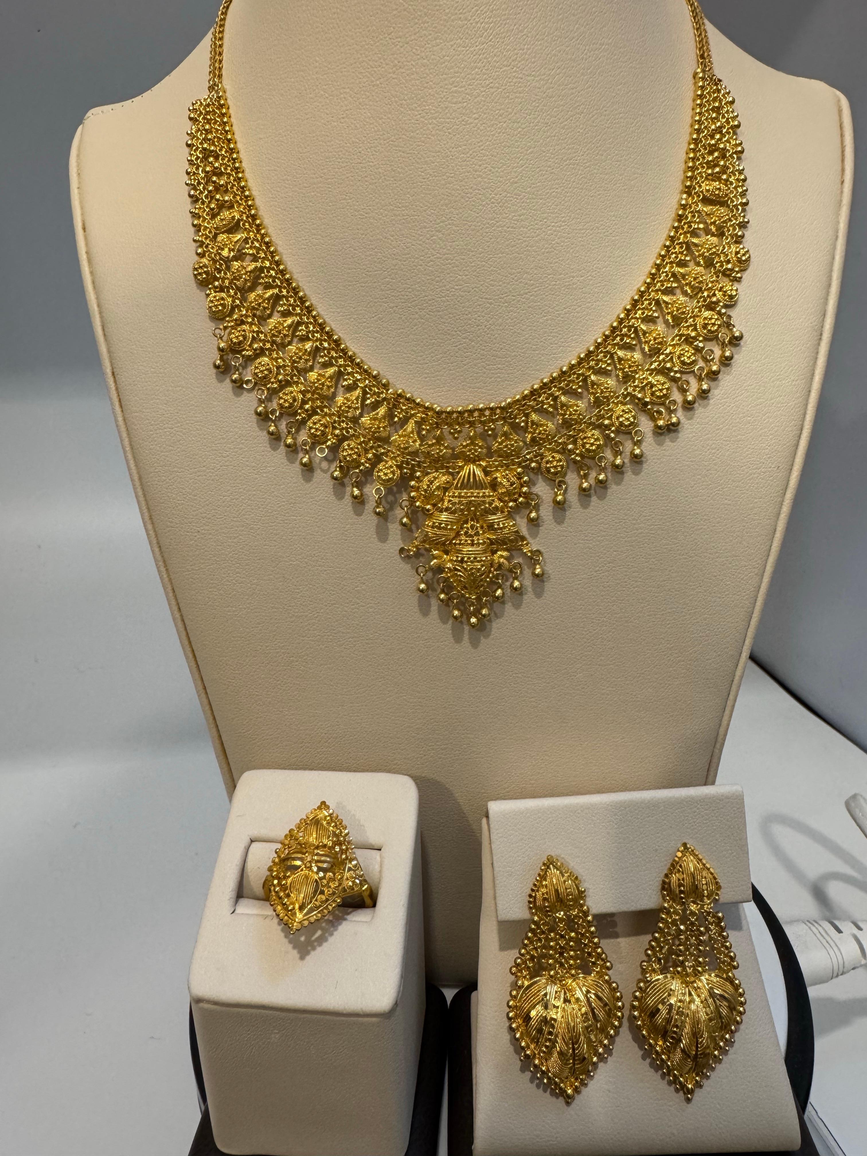 Collar, Pendientes y Anillo de Oro de 22 Kilates 54Gm Conjunto Collar Princesa Novia en venta 3