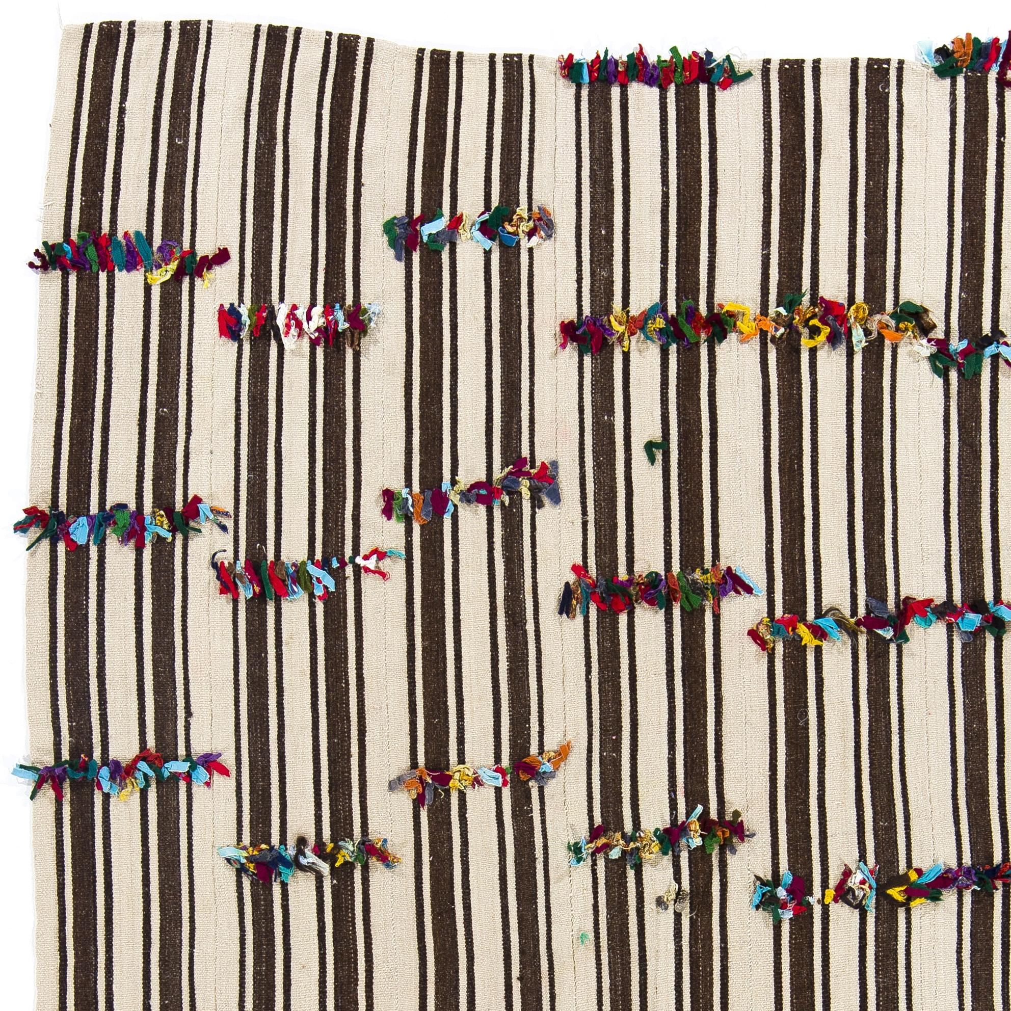 Dieser lebendige handgewebte Teppich wurde von kurdischen Dorfbewohnern in der Zentraltürkei im dritten Viertel des 20. Jahrhunderts für den täglichen Gebrauch hergestellt. 
Diese prächtigen alten Webarbeiten wurden auf verschiedene Weise verwendet,